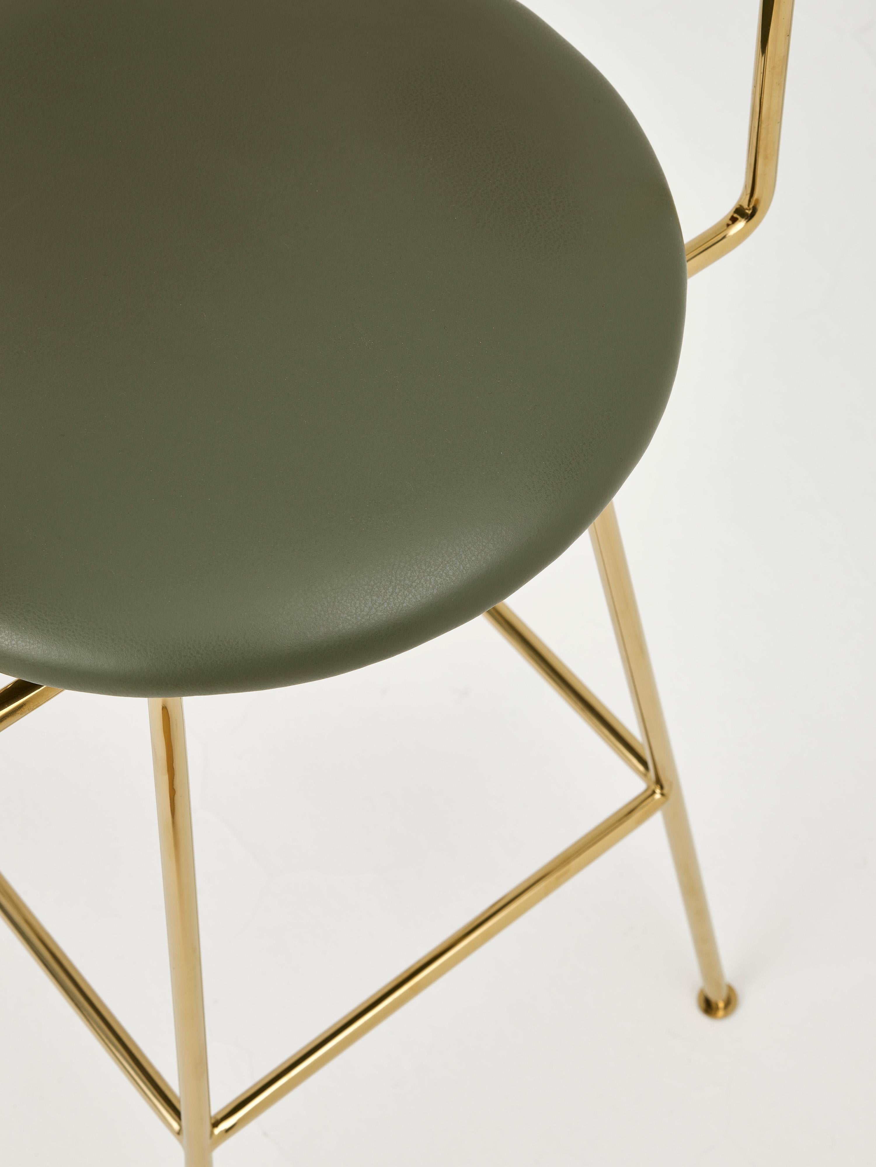 Taburete de bar con brazos Iris de Merve Kahraman, acabado en cuero y latón pulido en venta 13