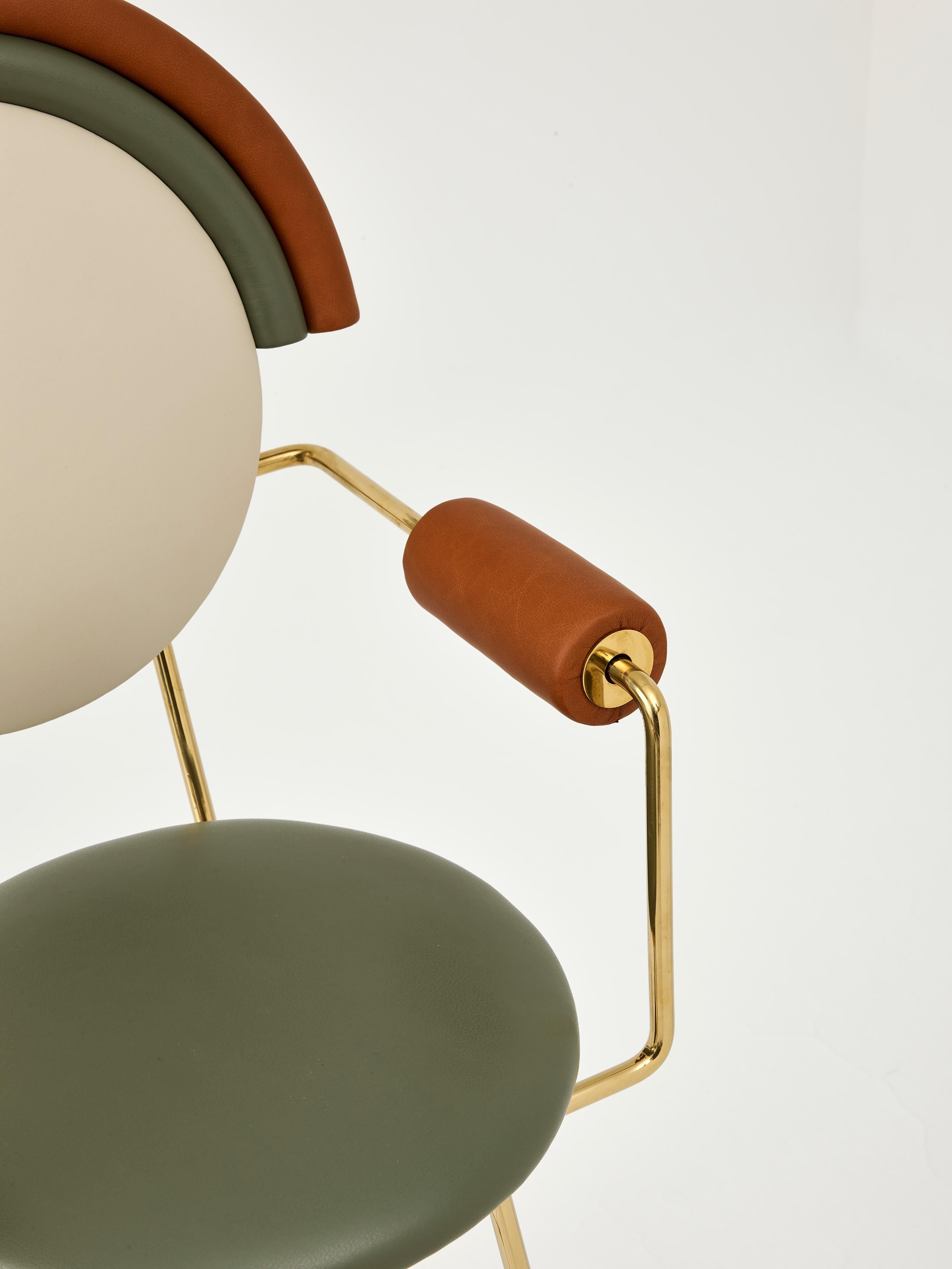 Taburete de bar con brazos Iris de Merve Kahraman, acabado en cuero y latón pulido Turco en venta