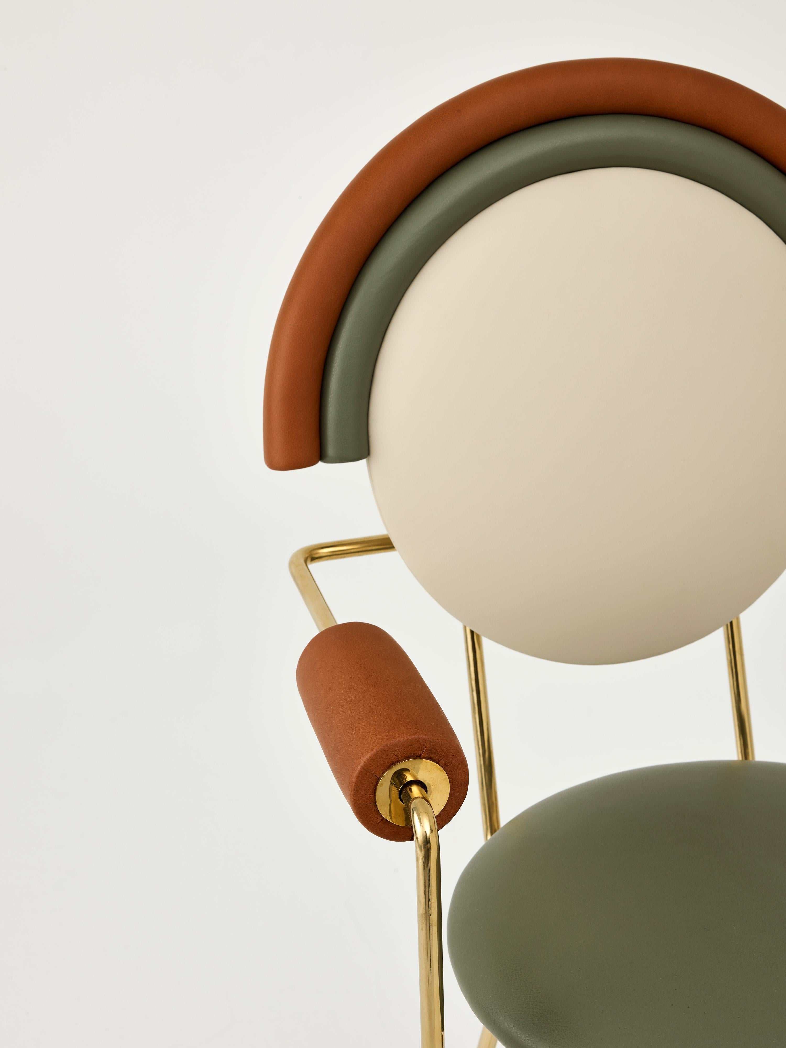 Poli Tabouret de bar Iris de Merve Kahraman, finition en cuir et laiton poli en vente