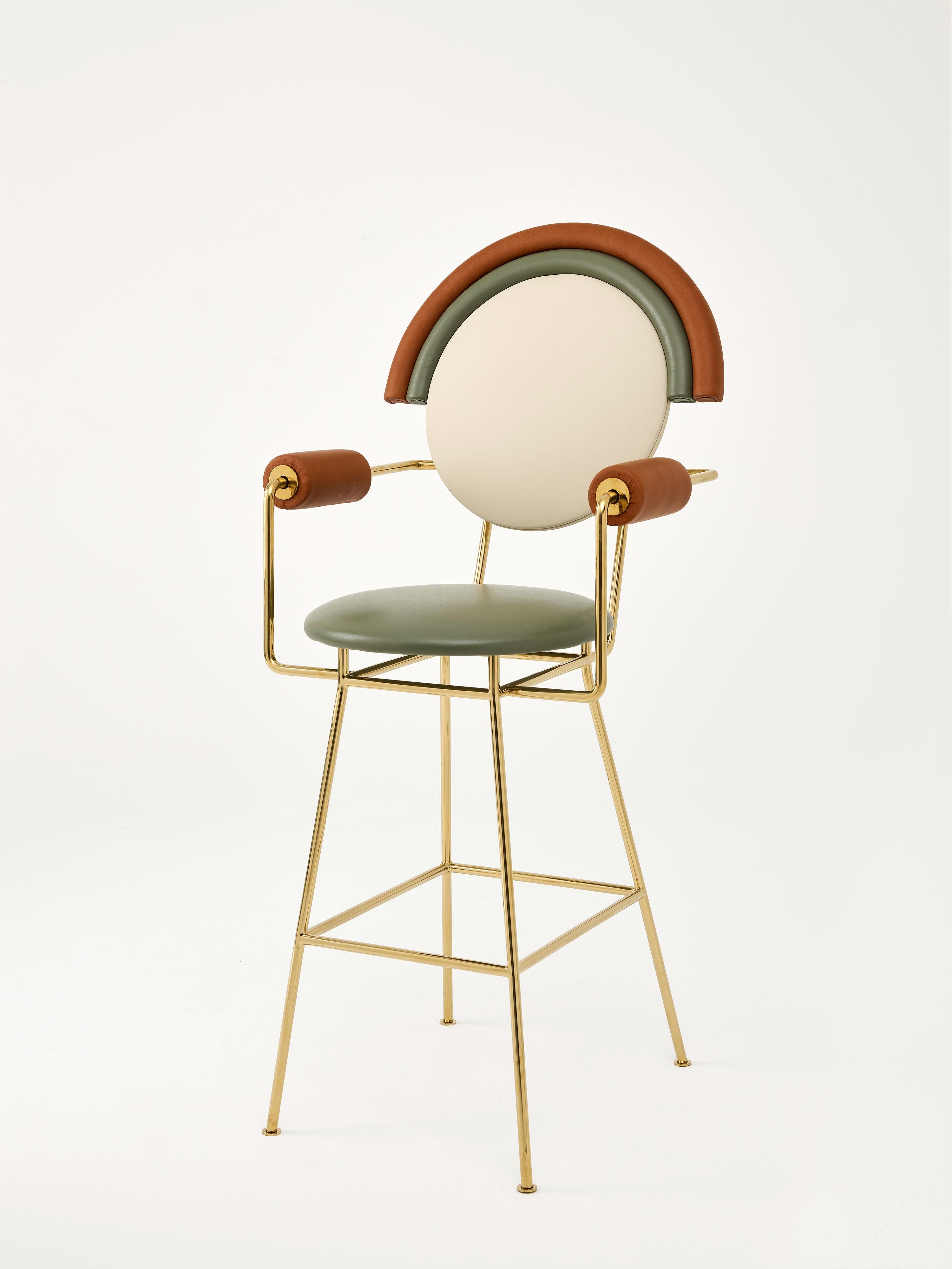 Taburete de bar con brazos Iris de Merve Kahraman, acabado en cuero y latón pulido en Nuevo estado para la venta en New York, NY