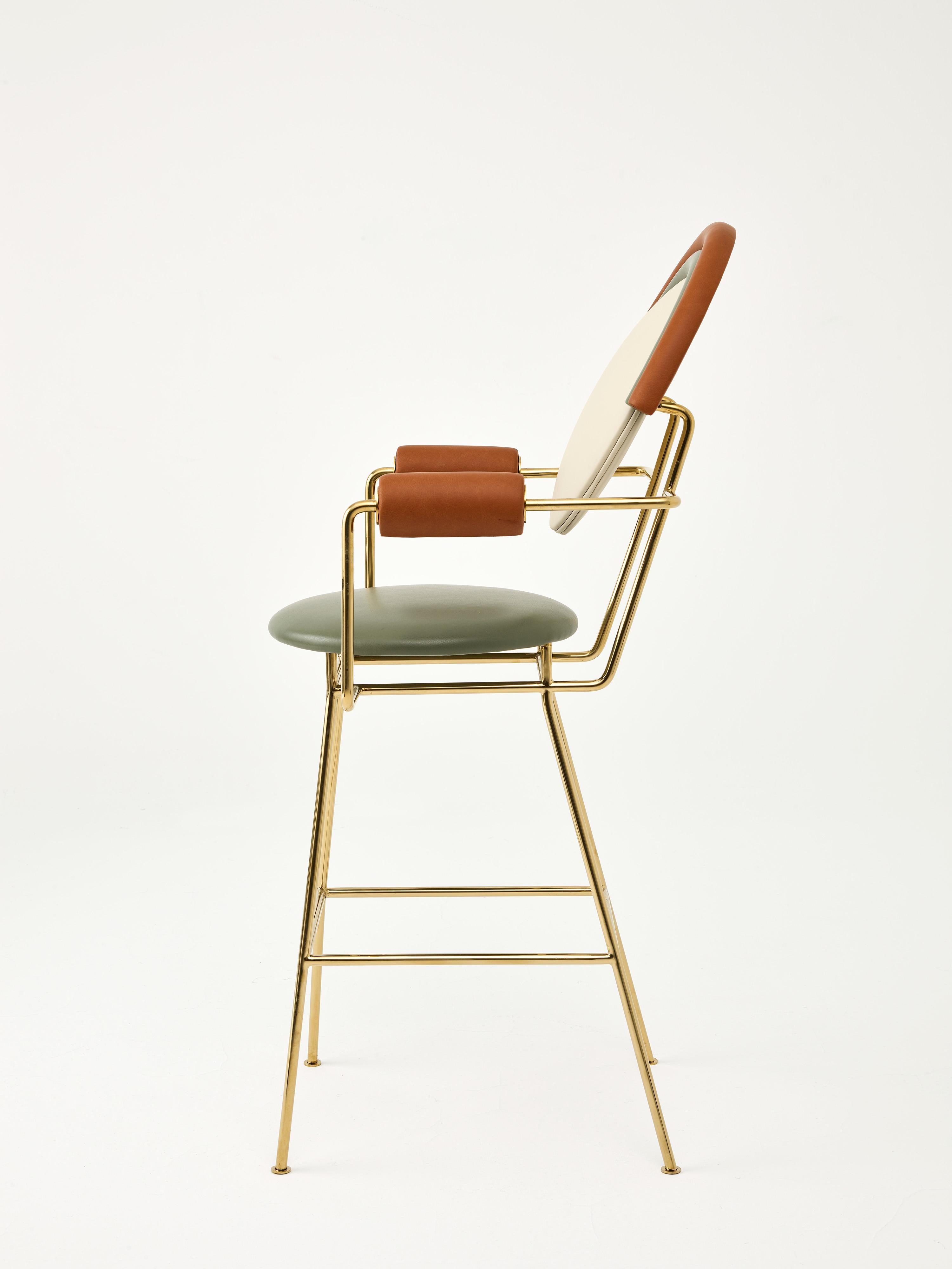 XXIe siècle et contemporain Tabouret de bar Iris de Merve Kahraman, finition en cuir et laiton poli en vente