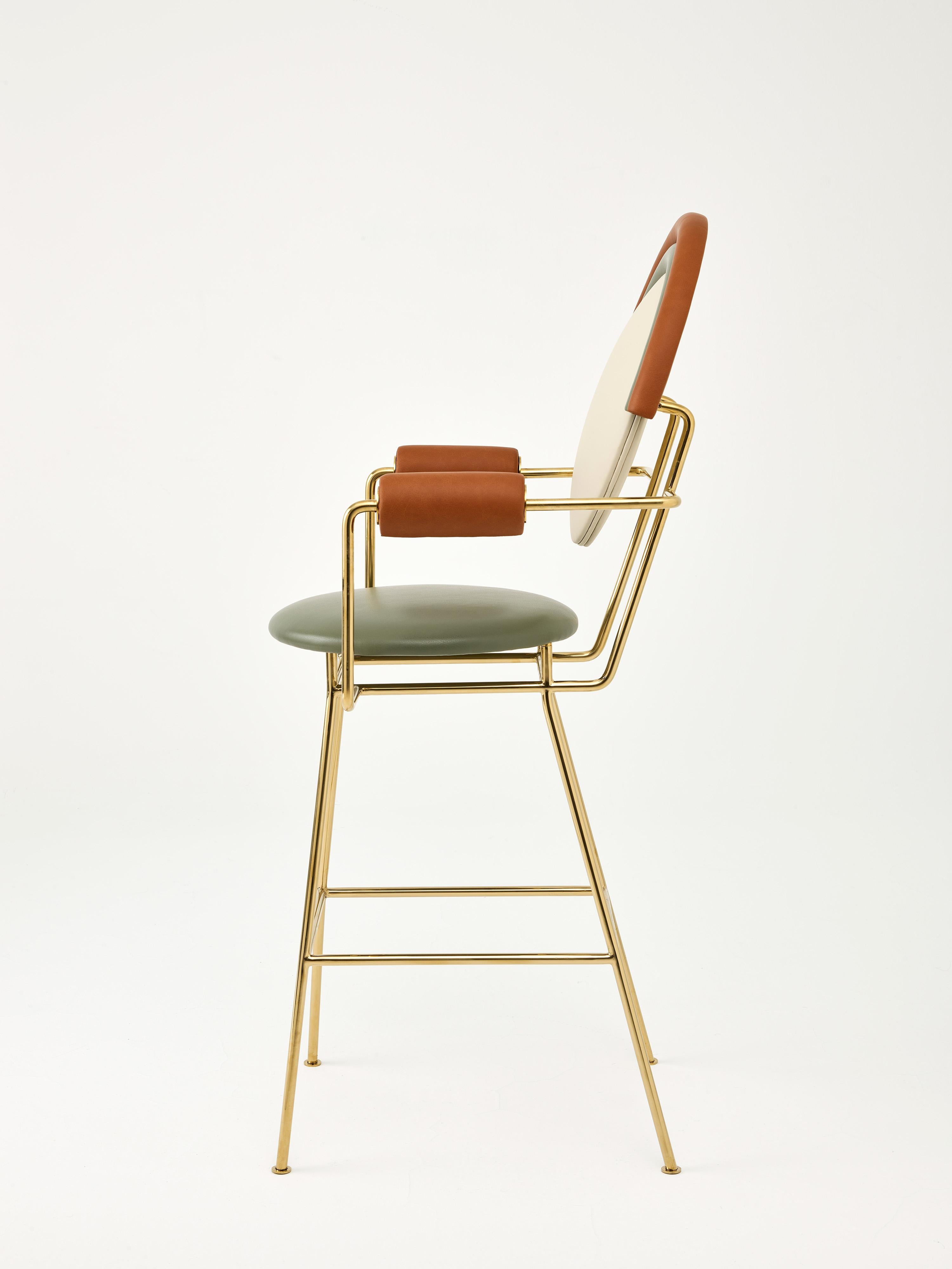 Laiton Tabouret de bar Iris de Merve Kahraman, finition en cuir et laiton poli en vente