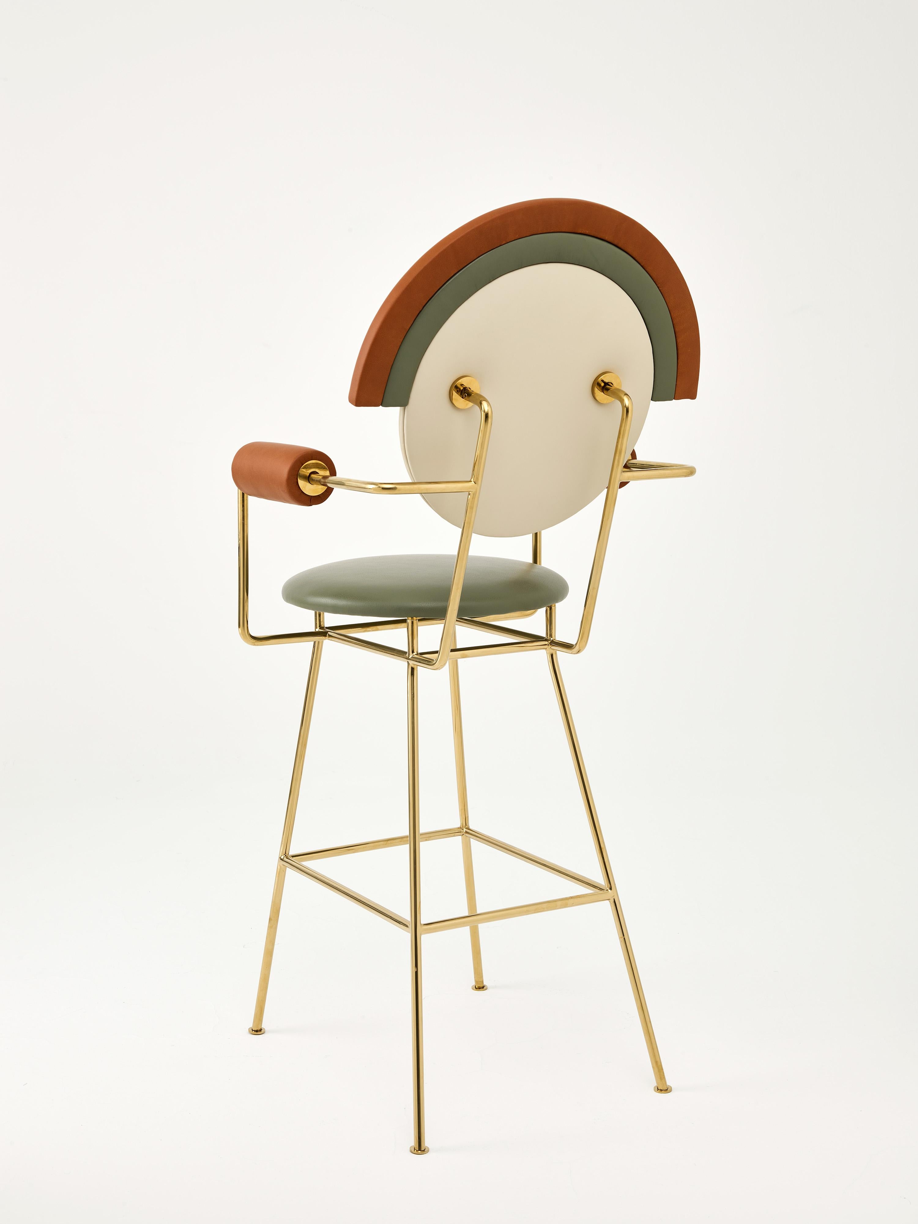 Taburete de bar con brazos Iris de Merve Kahraman, acabado en cuero y latón pulido en venta 1
