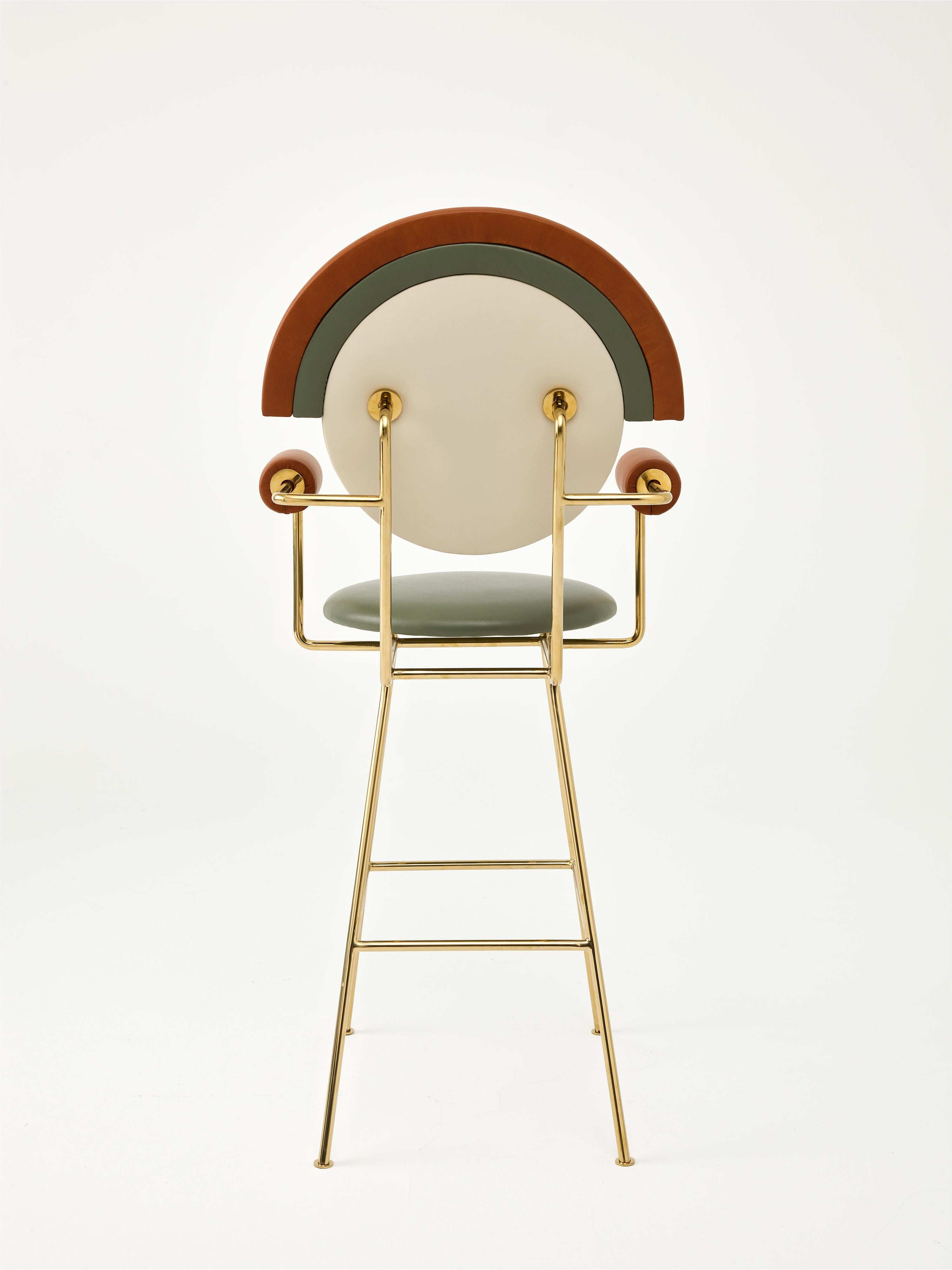 Taburete de bar con brazos Iris de Merve Kahraman, acabado en cuero y latón pulido en venta 2