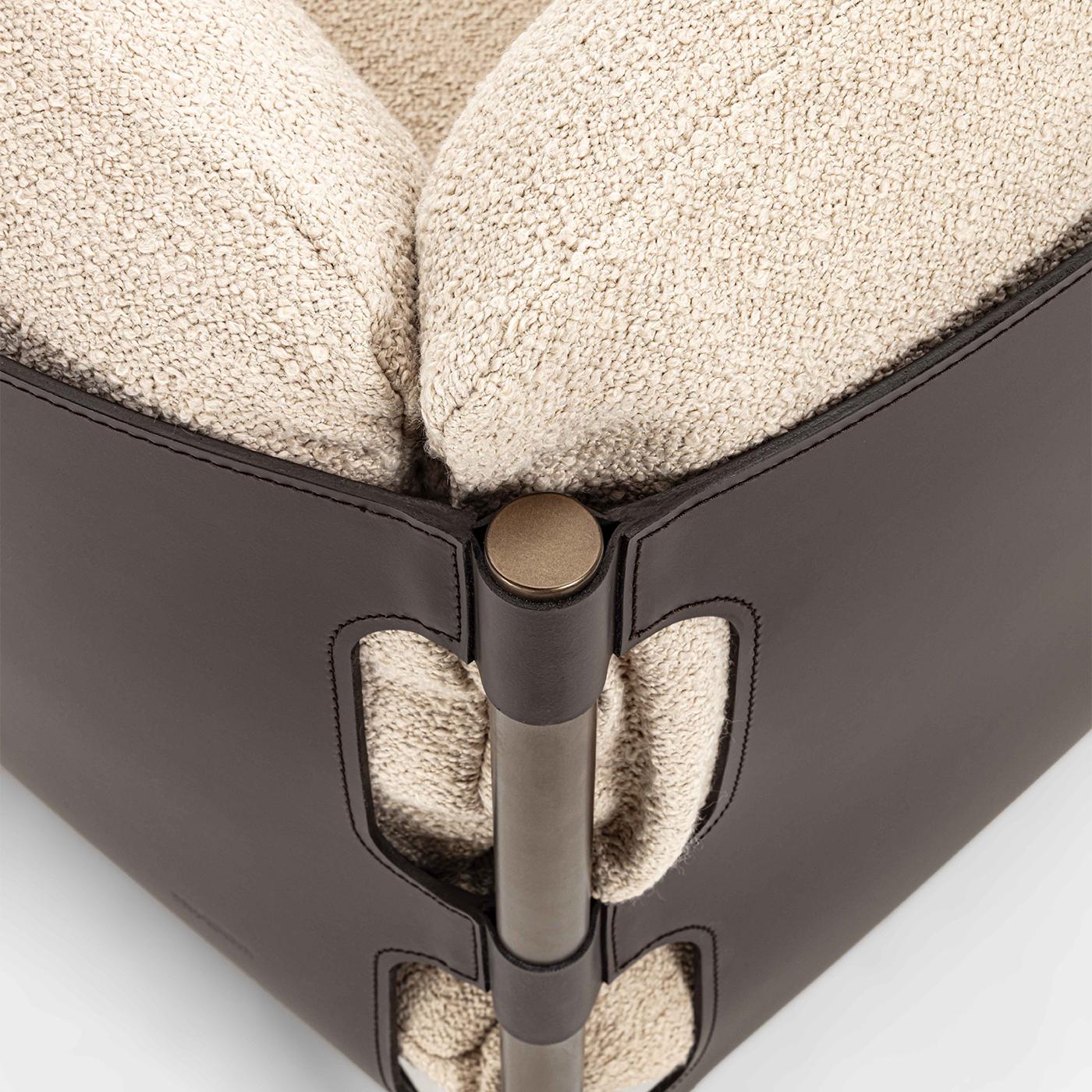 Sedia da salotto con struttura in tubolare di metallo verniciato in diverse finiture. Questa sedia combina un design moderno e materiali di alta qualità, rendendola un elemento distintivo per qualsiasi spazio. Cuscini dello schienale in piuma d'oca,