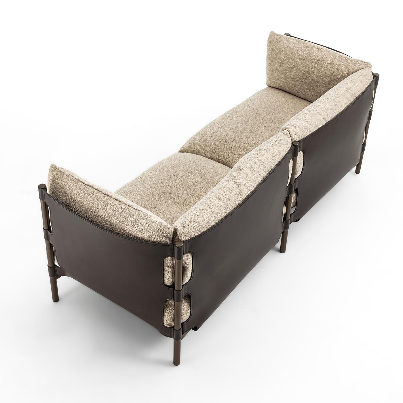 Sofá con armazón de metal tubular pintado en distintos acabados. Perfecto para añadir un toque de elegancia a cualquier habitación, combina diseño contemporáneo y funcionalidad. Cojines de respaldo de pluma de ganso, asiento de diferentes densidades
