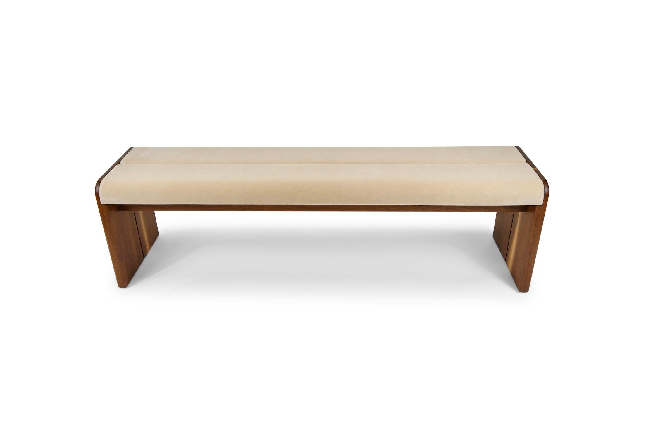 Ce banc Iris trouve son inspiration dans les lignes minimalistes et épurées du style de design scandinave. La chaleur texturale raffinée de la silhouette en bois massif est le compagnon idéal du coussin d'assise rembourré en peluche. Une décoration