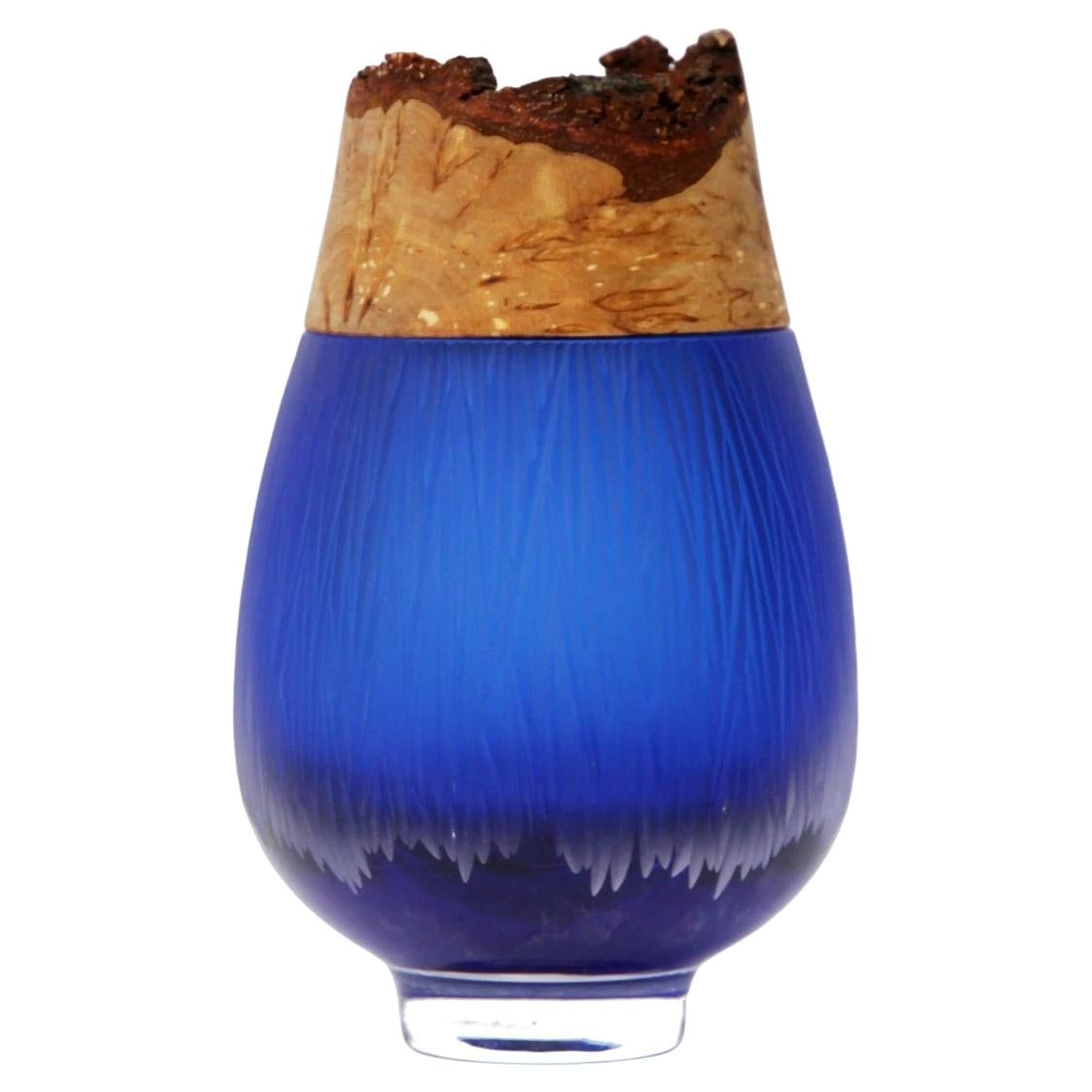 Iris Blue Frida mit Feinschliff-Stapelgefäß, Pia Wüstenberg