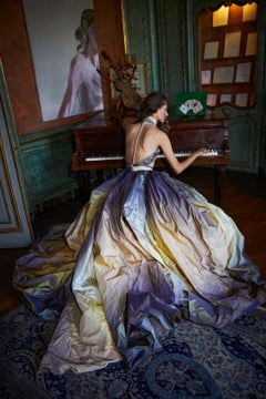 Avenue Foch, Haute Couture - Femme jouant du piano, photographie d'art 2009