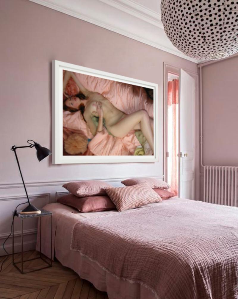 Celests Touch #2 – nackt auf hellrosa Bettwänden, Kunstfotografie, 1999 im Angebot 3