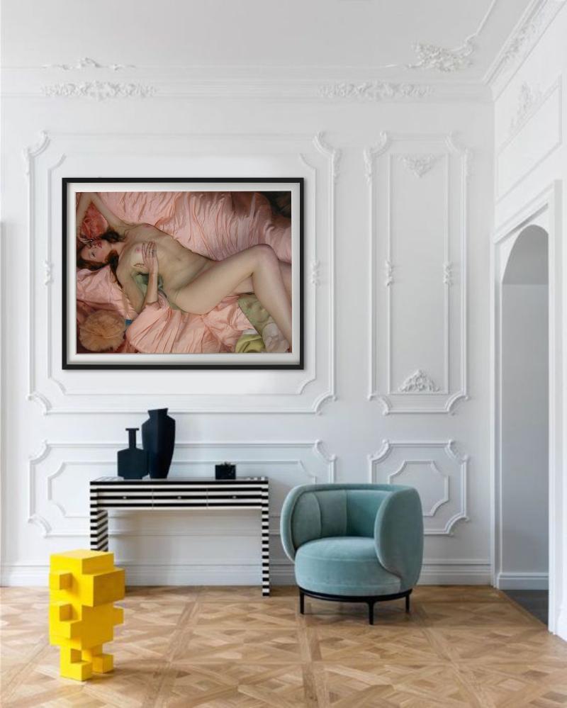 Celests Touch #2 – nackt auf hellrosa Bettwänden, Kunstfotografie, 1999 im Angebot 4