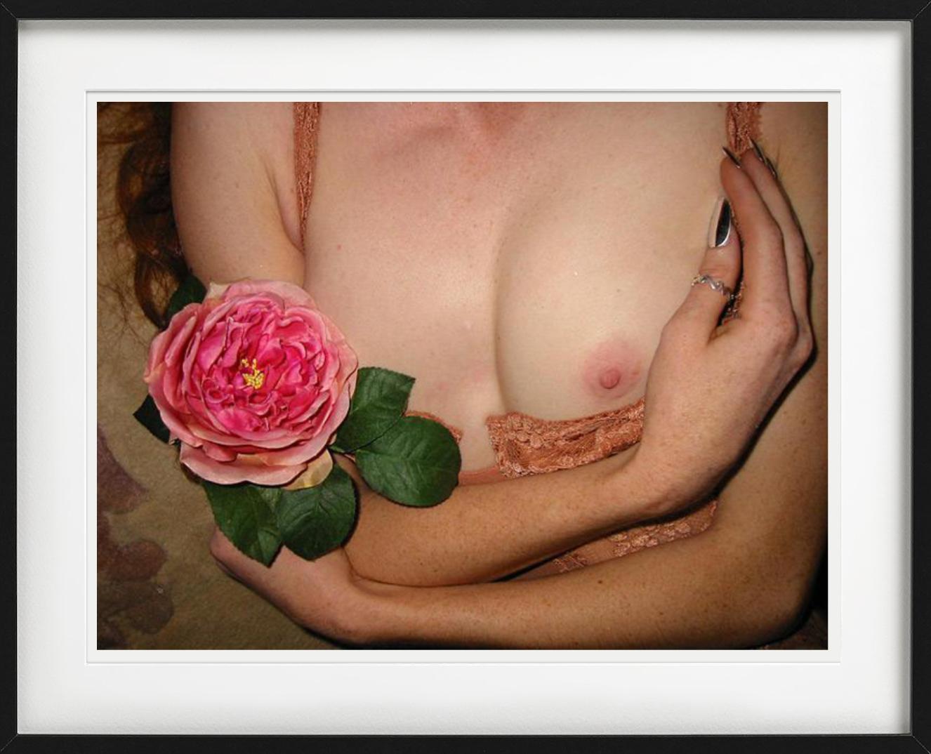 Celests Touch #4 - Aktporträt einer Frau, Kunstfotografie – Photograph von Iris Brosch