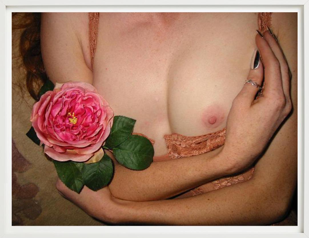 Celests Touch #4 - Aktporträt einer Frau, Kunstfotografie (Braun), Nude Photograph, von Iris Brosch
