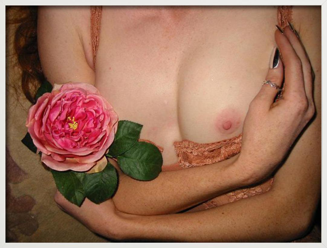 Celeste's Touch #4 ist ein Aktporträt einer Frau, die eine Blume hält, fotografiert von Iris Brosch.

Alle Drucke sind in limitierter Auflage erhältlich. Erhältlich in mehreren Größen. Hochwertige Einrahmung auf Anfrage.

Alle Drucke werden von der
