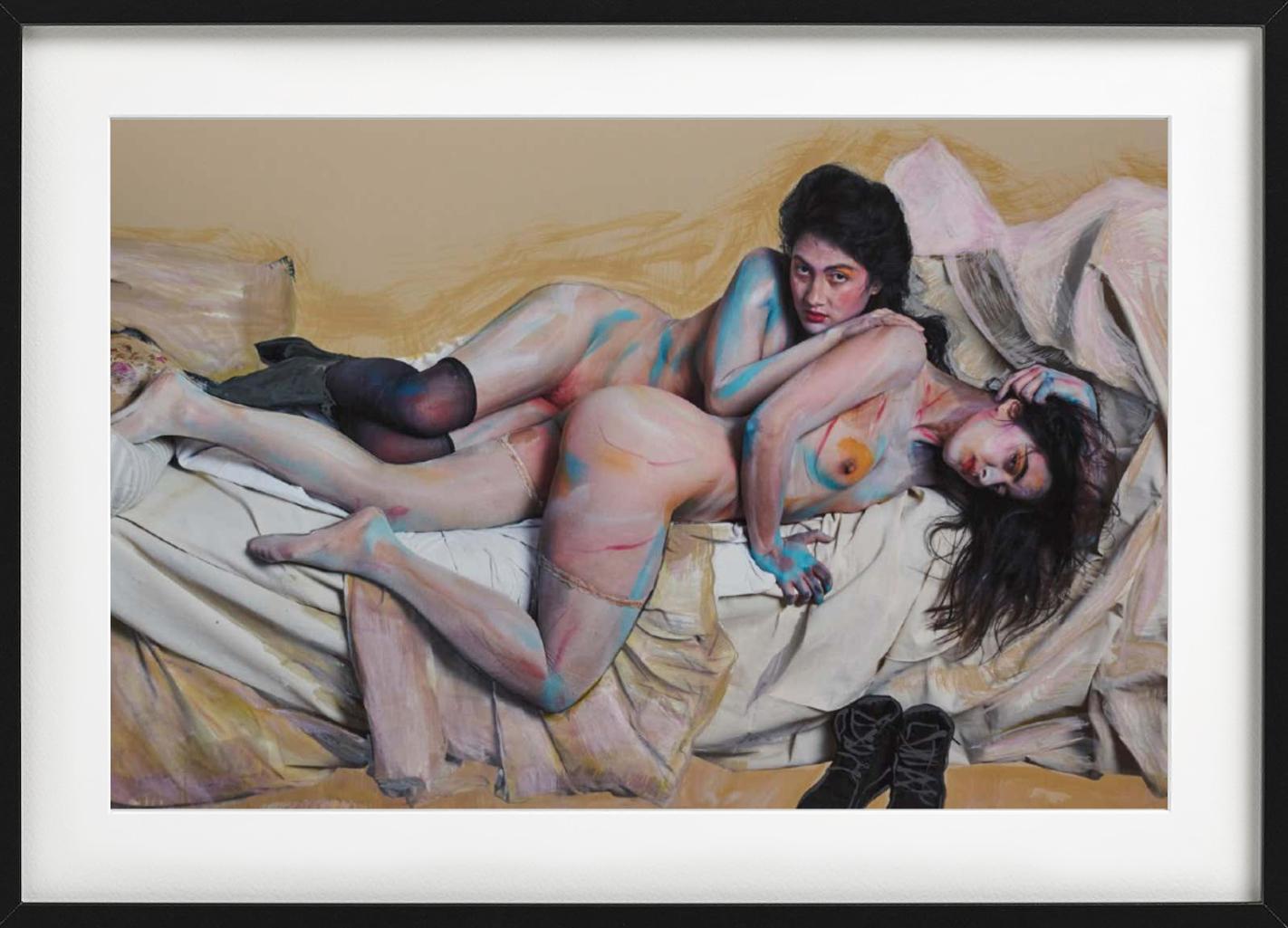Die Freundinnen und dem Bett - Nude in Body Paint, photographie d'art, 2018 - Contemporain Photograph par Iris Brosch