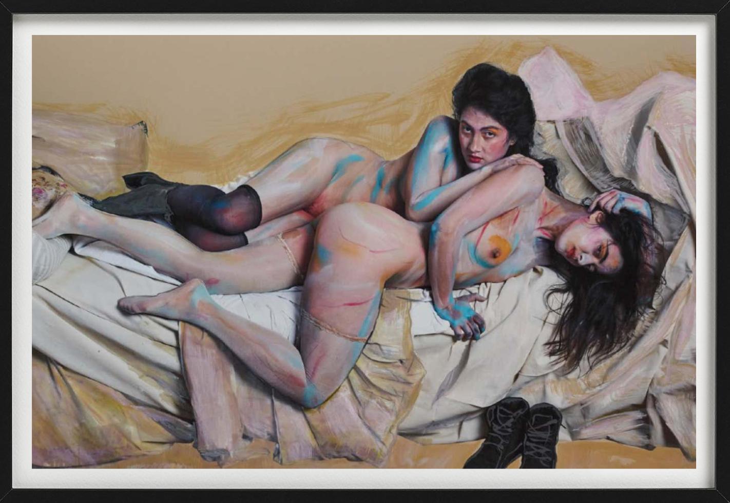 Die Freundinnen und dem Bett - Nude in Body Paint, photographie d'art, 2018 - Marron Color Photograph par Iris Brosch