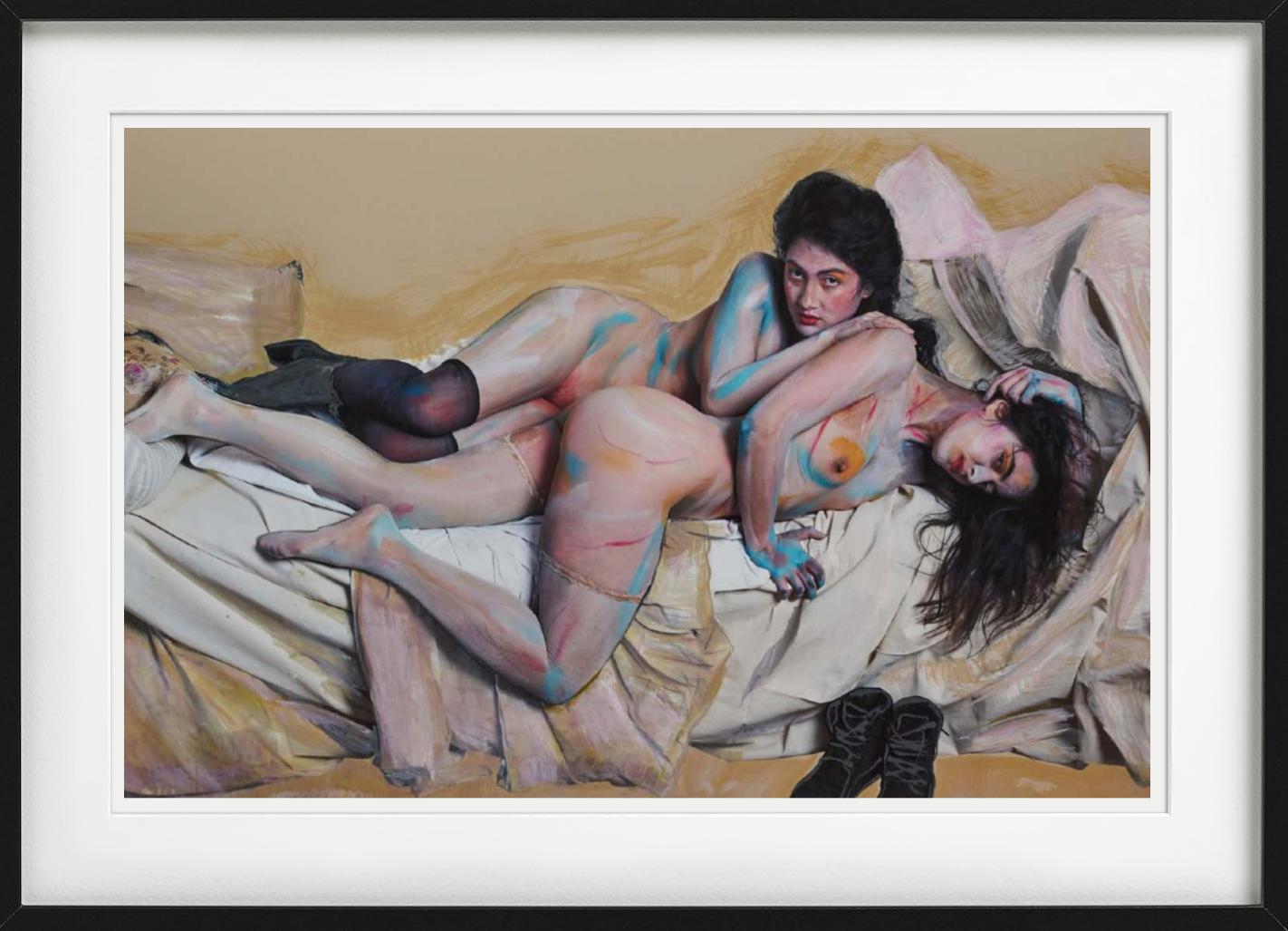 Die Freundinnen und dem Bett - Nude in Body Paint, photographie d'art, 2018 en vente 1