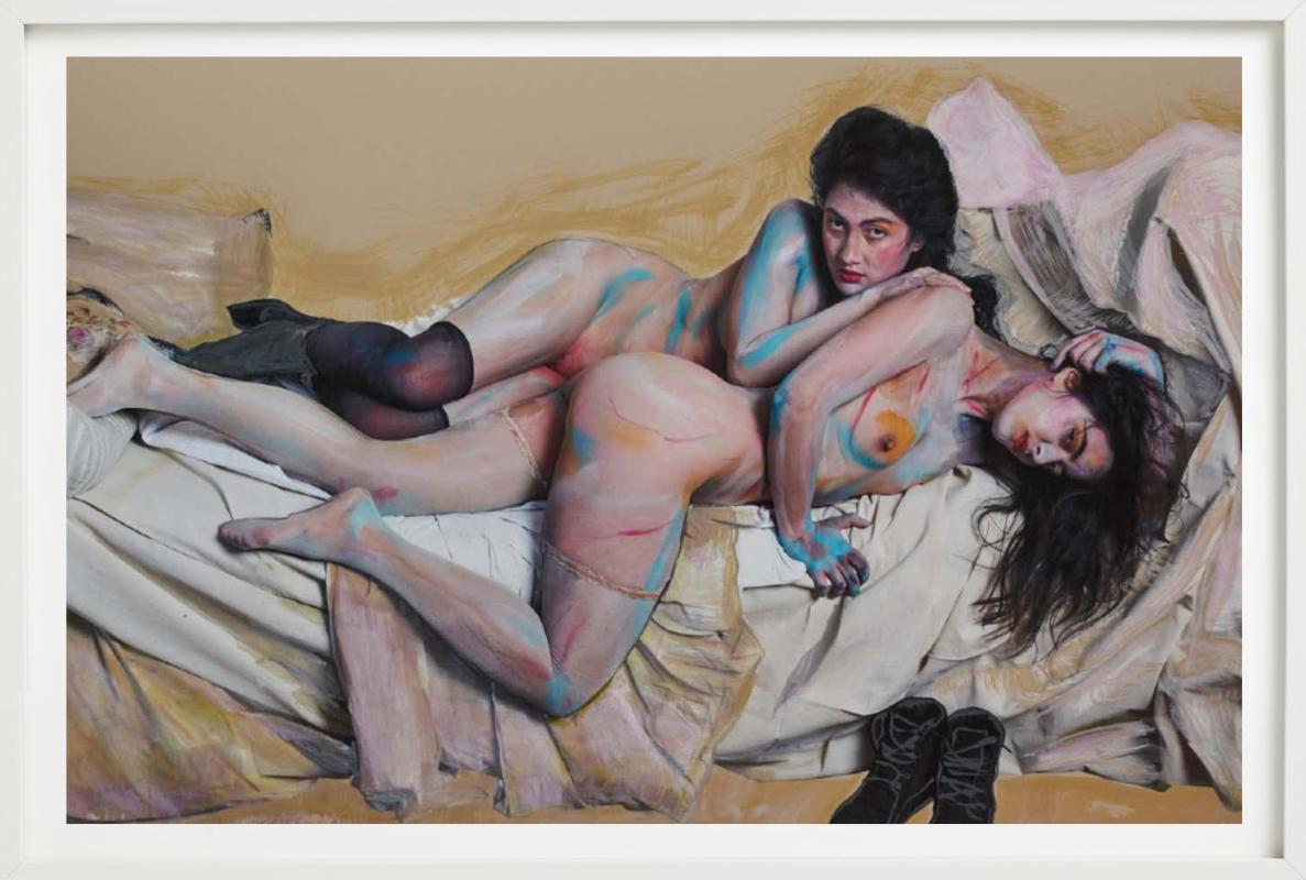 Die Freundinnen und dem Bett - Nude in Body Paint, photographie d'art, 2018 en vente 2
