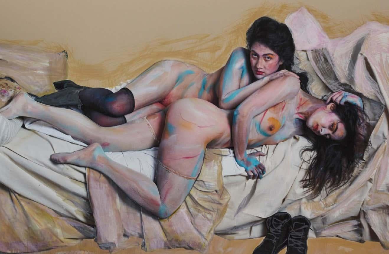 Color Photograph Iris Brosch - Die Freundinnen und dem Bett - Nude in Body Paint, photographie d'art, 2018