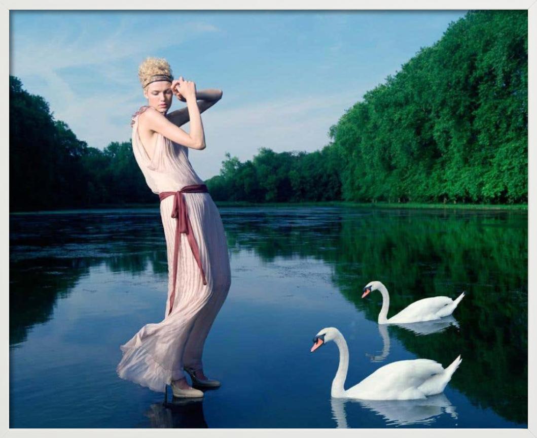 Mädchen mit Schwanen für die griechische Vogue – Seeblick, Kunstfotografie 2004 im Angebot 5