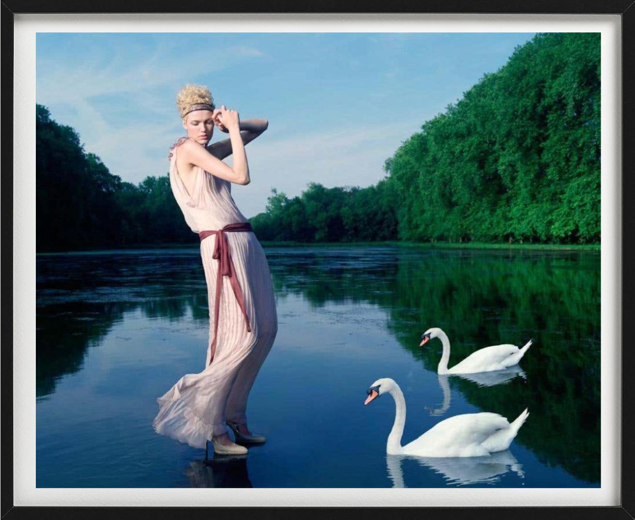 Mädchen mit Schwanen für die griechische Vogue – Seeblick, Kunstfotografie 2004 (Zeitgenössisch), Photograph, von Iris Brosch
