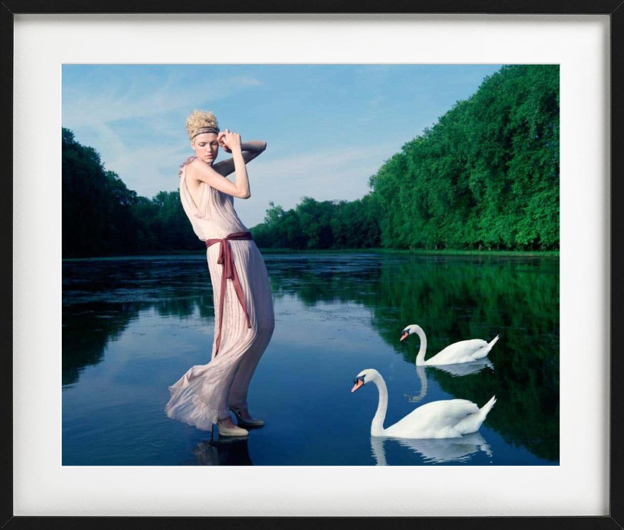 Mädchen mit Schwanen für die griechische Vogue – Seeblick, Kunstfotografie 2004 (Blau), Nude Photograph, von Iris Brosch