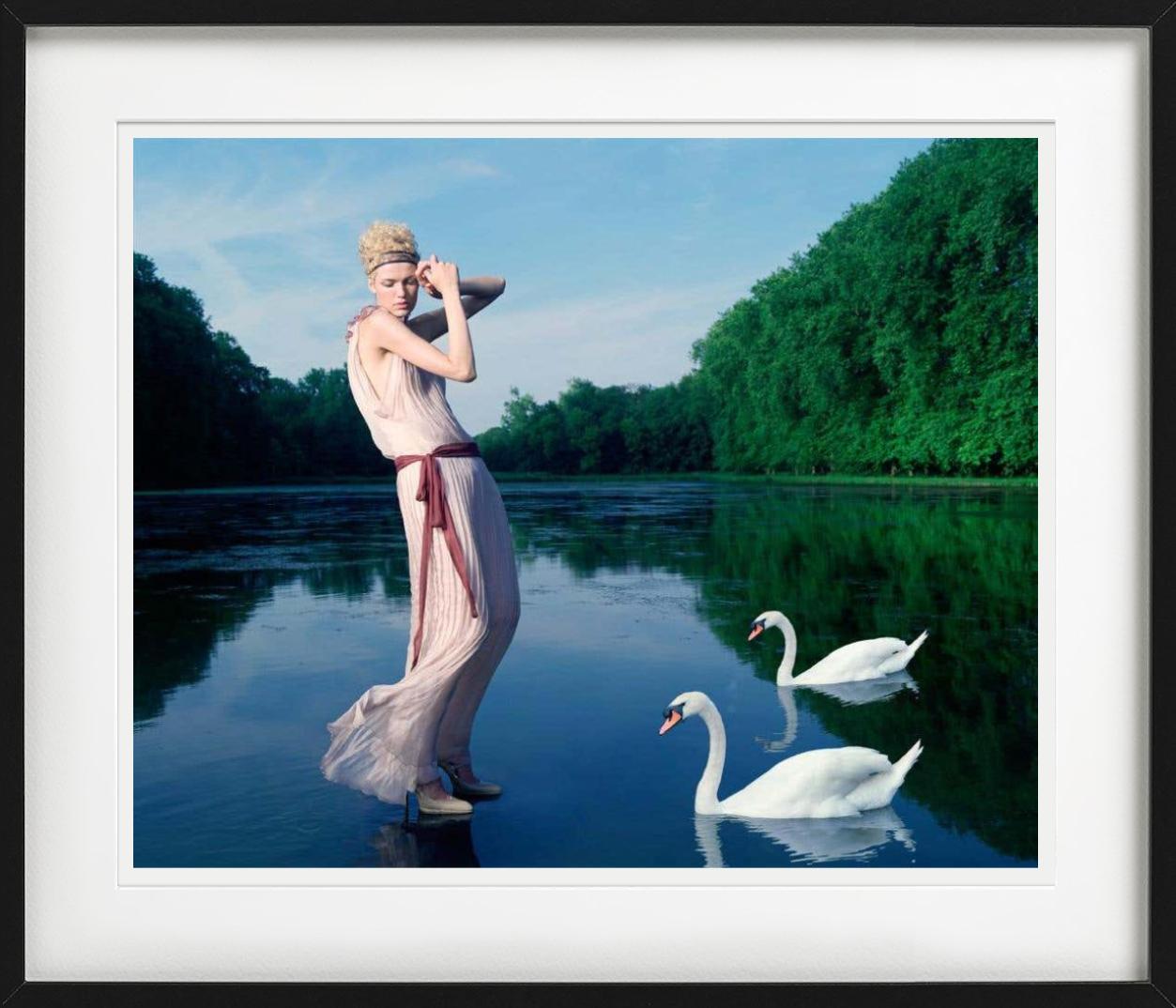 Mädchen, das an einem See mit Schwänen steht, fotografiert von Iris Brosch.

Alle Drucke sind in limitierter Auflage erhältlich. Erhältlich in mehreren Größen. Hochwertige Einrahmung auf Anfrage.

Alle Drucke werden von der Künstlerin oder dem