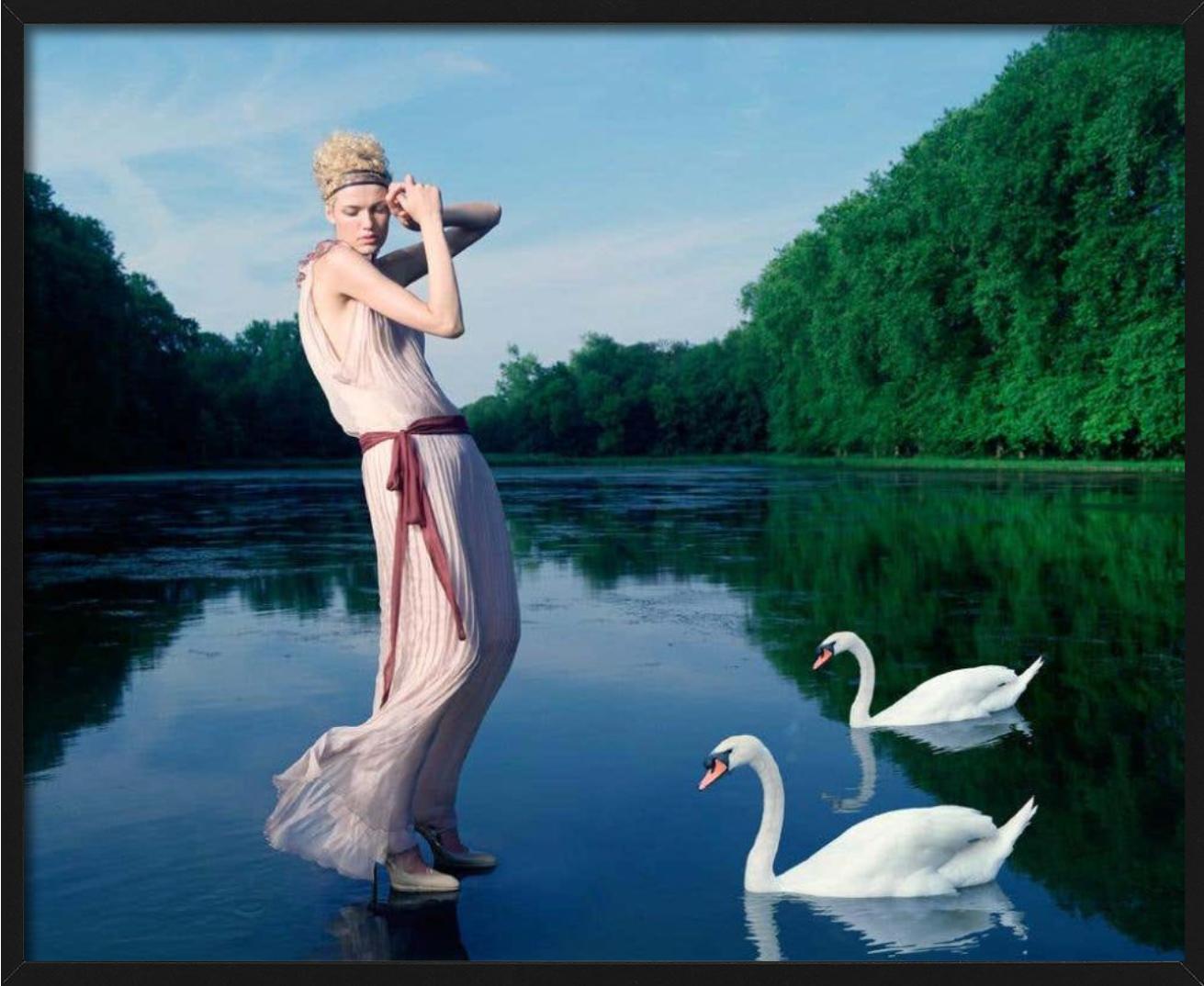 Mädchen mit Schwanen für die griechische Vogue – Seeblick, Kunstfotografie 2004 im Angebot 1
