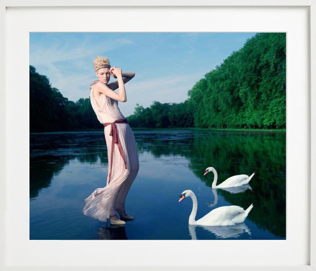 Mädchen mit Schwanen für die griechische Vogue – Seeblick, Kunstfotografie 2004 im Angebot 4