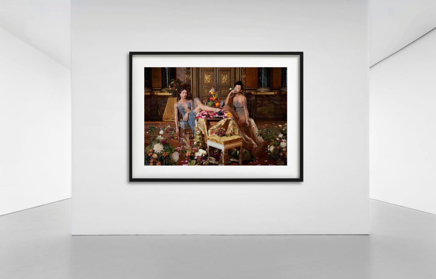 Alta Joyería II - Interior Barroco con Flores, Fotografía Artística - Photograph Contemporáneo de Iris Brosch