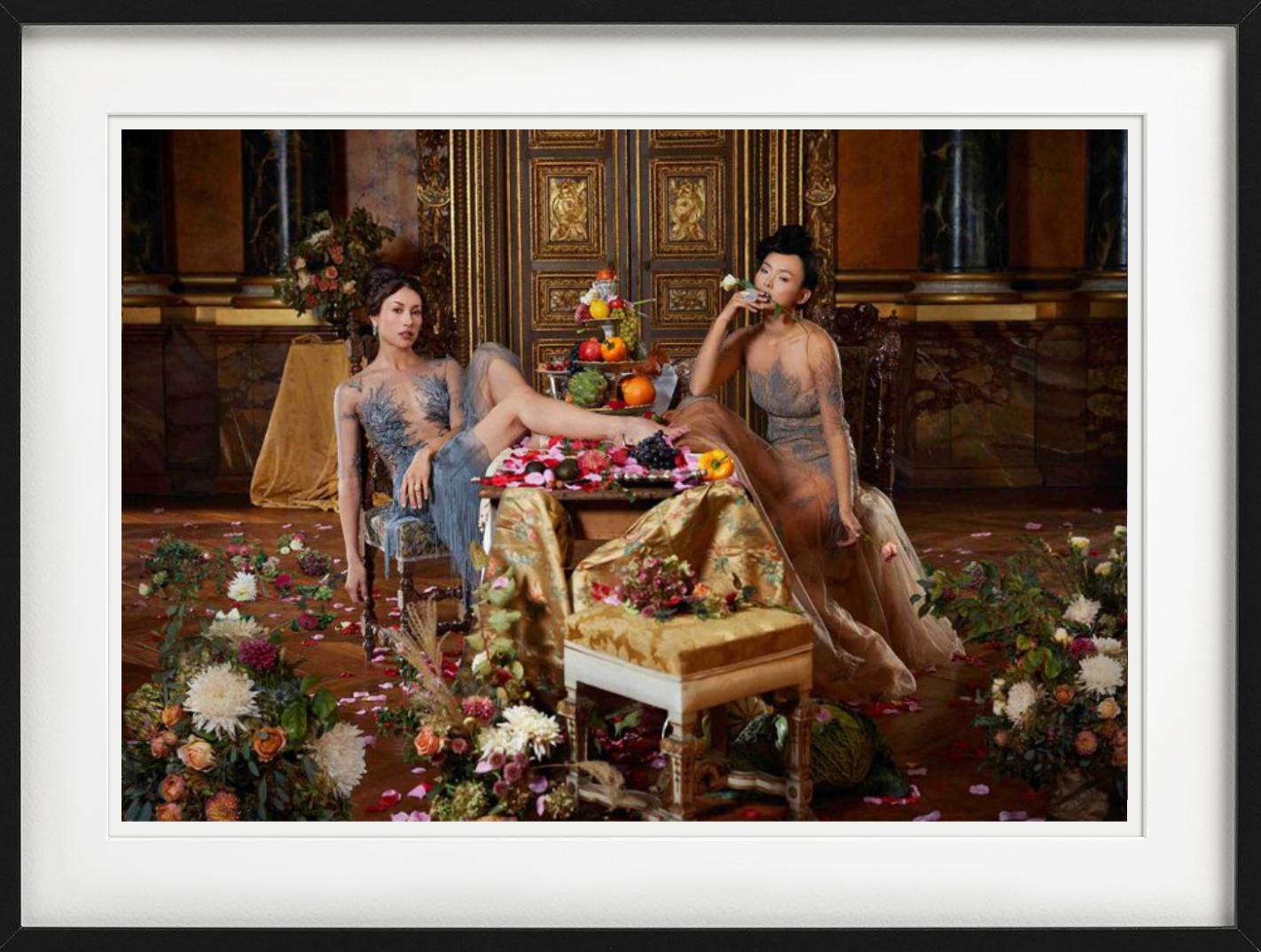 Alta Joyería II - Interior Barroco con Flores, Fotografía Artística - Color Photograph Negro de Iris Brosch