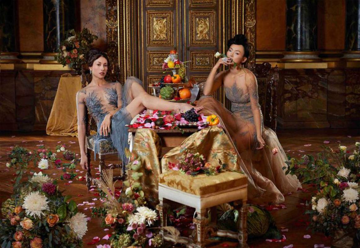 Color Photograph de Iris Brosch - Alta Joyería II - Interior Barroco con Flores, Fotografía Artística