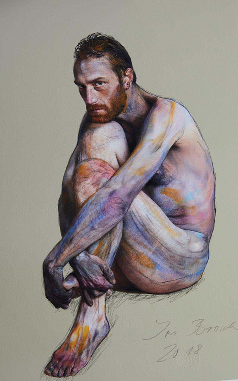 Kauernder Mann, Hommage an Egon Schiele, nackt – Mixed Media Art von Iris Brosch
