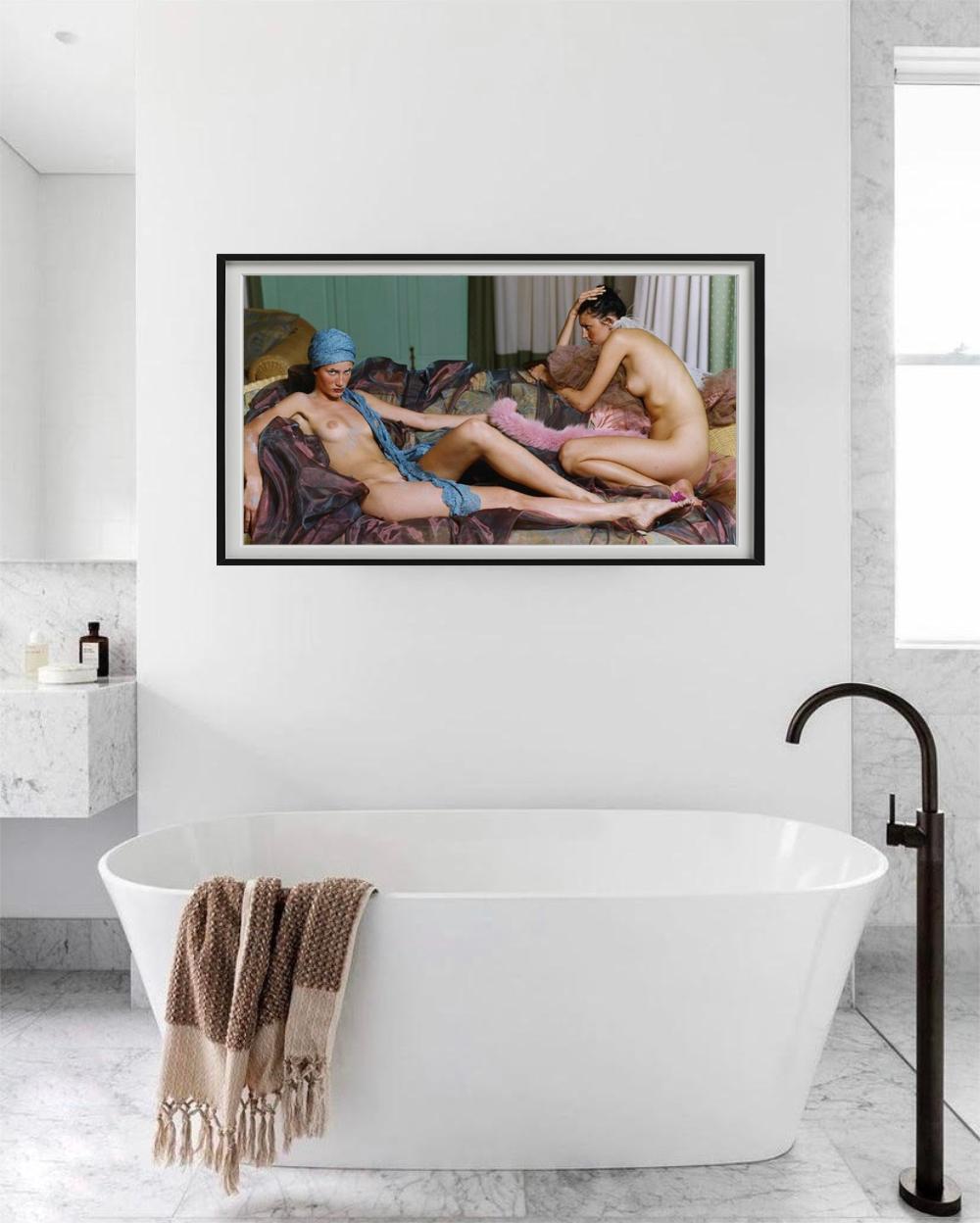 Lanzarote #1 – zwei nackte Models, die auf einem Sofa posieren, Kunstfotografie (Zeitgenössisch), Photograph, von Iris Brosch