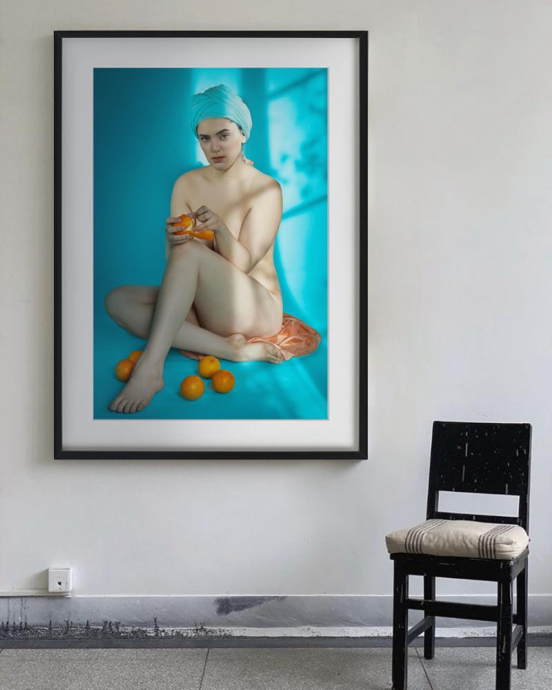 Naranjas, Desnudo con fondo azul y Frutas, Fotografía Fine Art - Photograph Contemporáneo de Iris Brosch