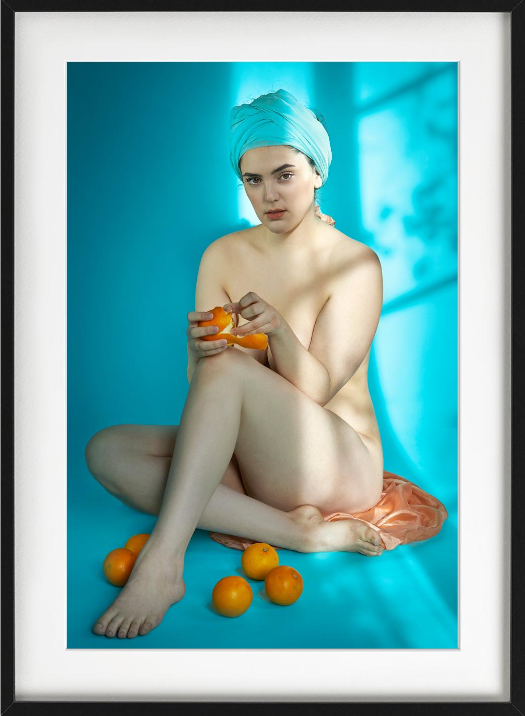 Naranjas, Desnudo con fondo azul y Frutas, Fotografía Fine Art - Color Photograph Azul de Iris Brosch