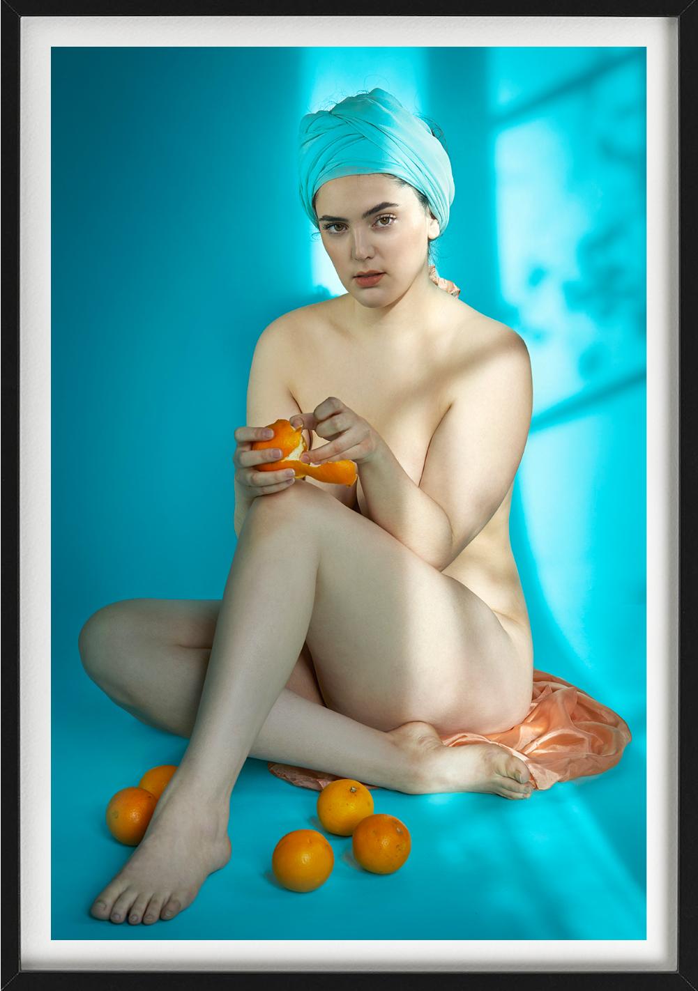 Mujer sentada en un fondo azul con naranjas en la mano, fotografiada por Iris Brosch.

Todas las impresiones son de edición limitada. Disponible en varios tamaños. Enmarcado de alta gama a petición.

Todas las impresiones están hechas y firmadas por