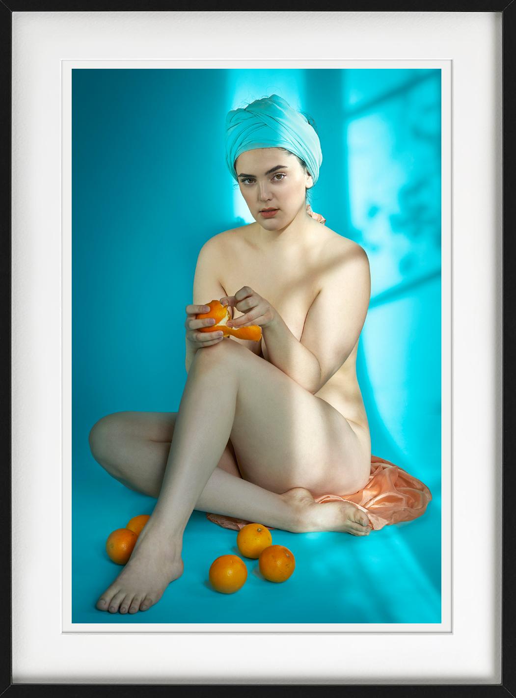 Naranjas, Desnudo con fondo azul y Frutas, Fotografía Fine Art en venta 2