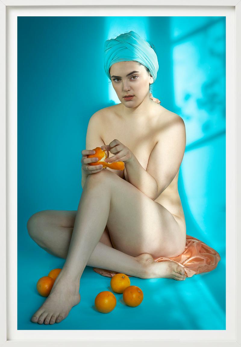 Naranjas, Desnudo con fondo azul y Frutas, Fotografía Fine Art en venta 3