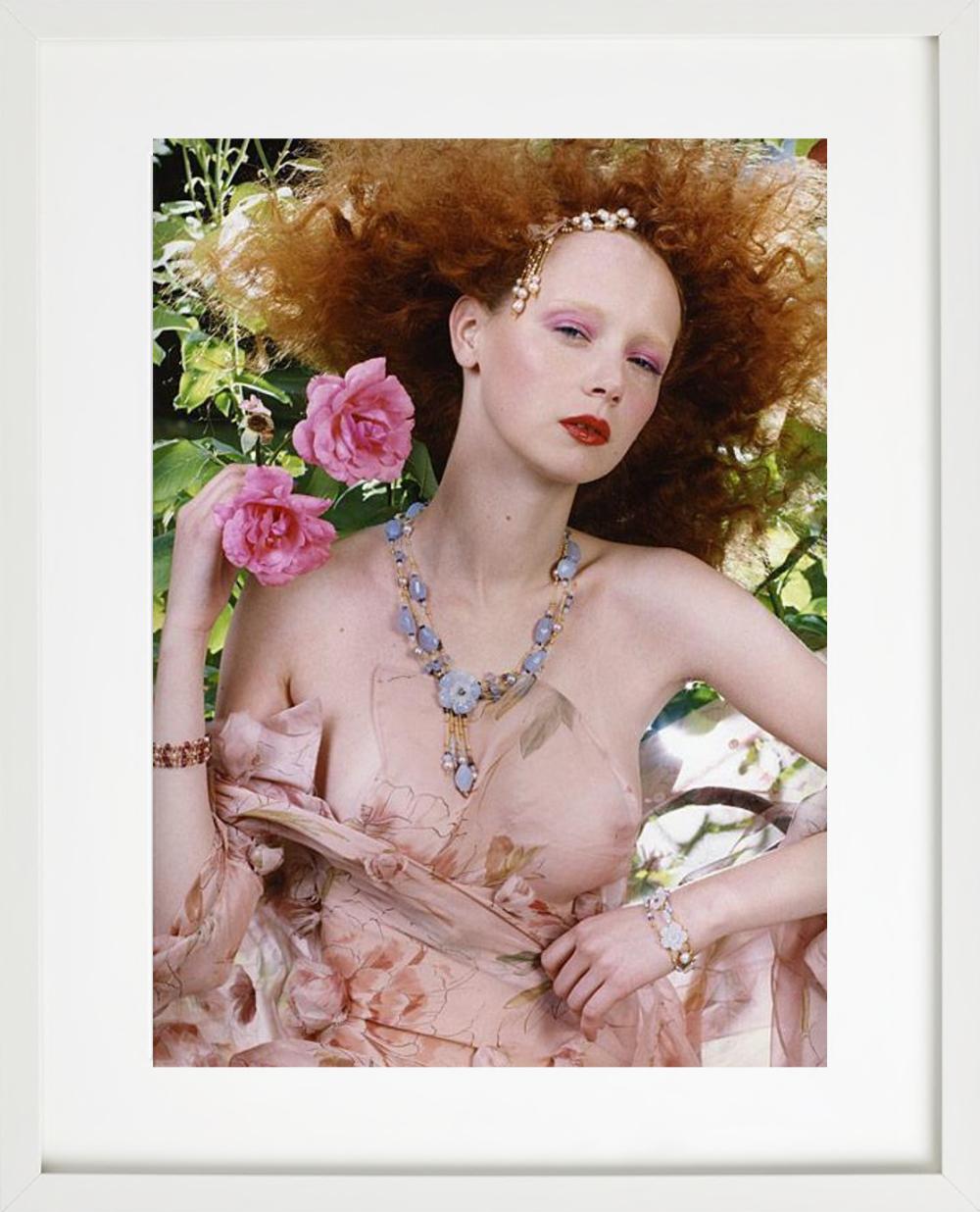 Rotes Haar #2 – halb-nacktes Porträt mit Blumen, Kunstfotografie, 2004 (Braun), Color Photograph, von Iris Brosch