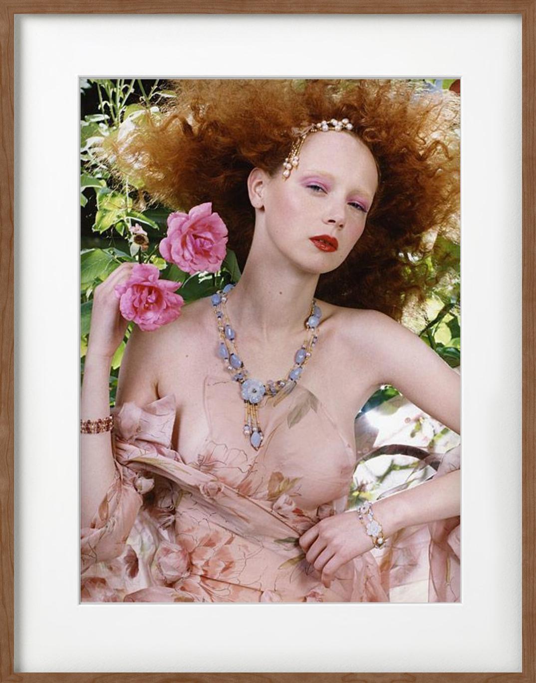 Rotes Haar #2 – halb-nacktes Porträt mit Blumen, Kunstfotografie, 2004 im Angebot 2