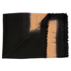 Sciarpa artigianale moderna in cashmere e lana merino, morbida al tatto, tessuta a mano da Iris Brown