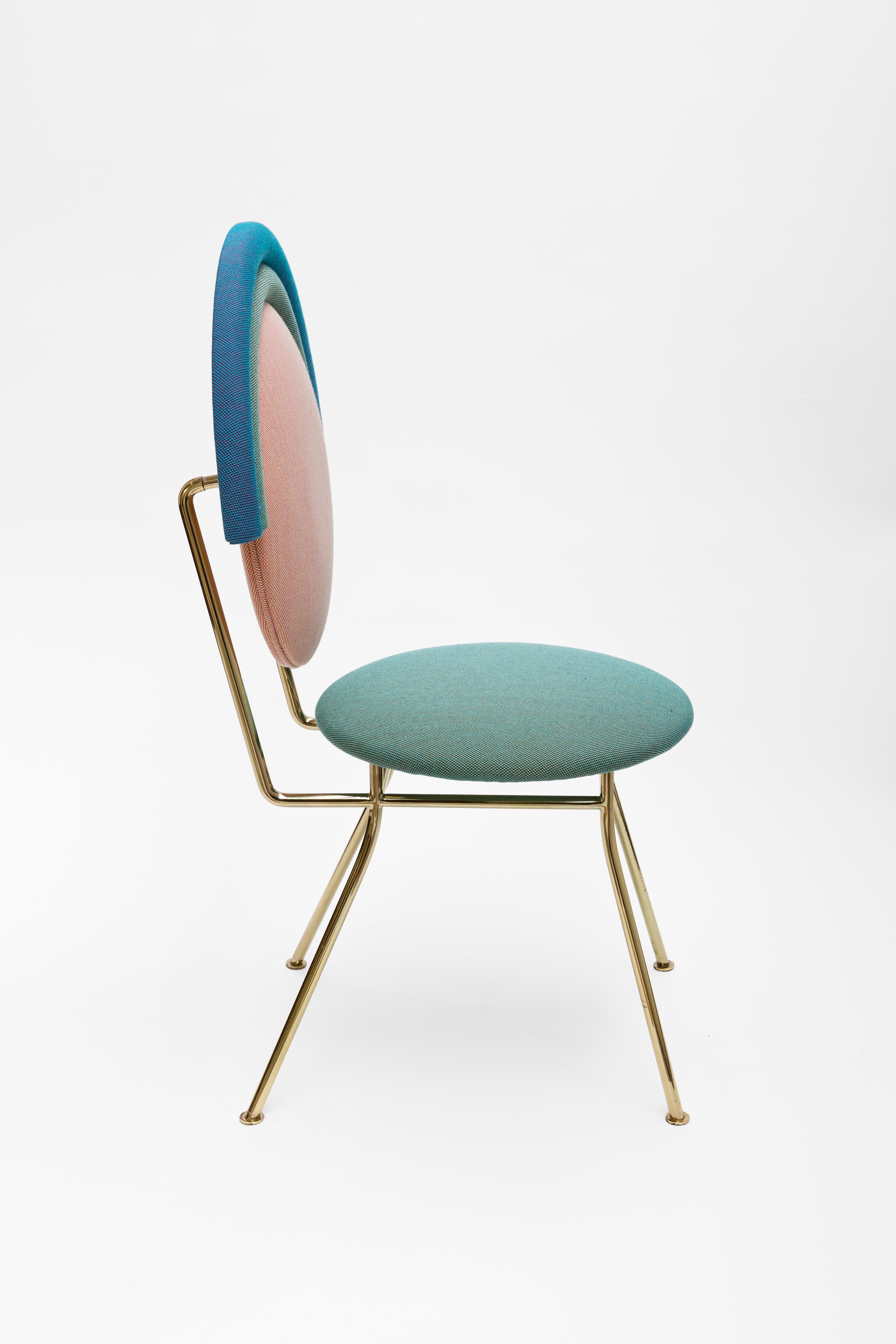 Turco Sedia Iris di Merve KAHRAMAN, tessuto Kvadrat e ottone lucido in vendita
