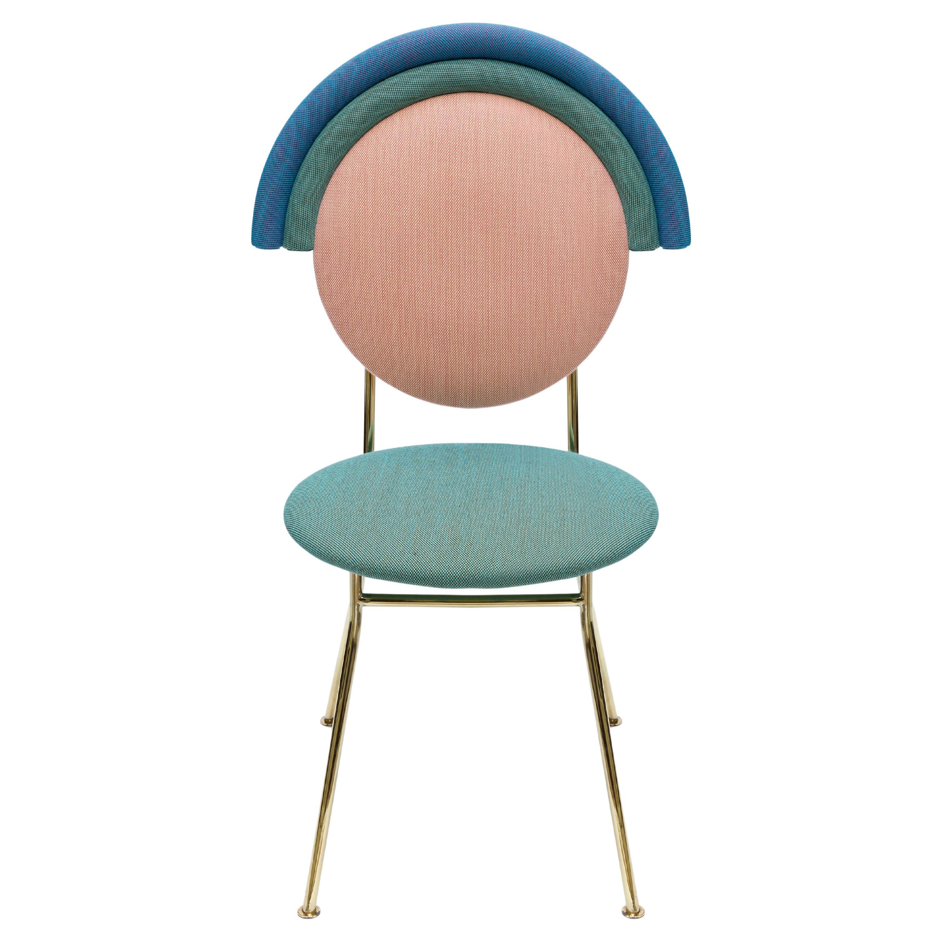 Chaise Iris de Merve Kahraman, tissu Kvadrat et laiton poli
