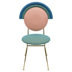 Chaise Iris de Merve Kahraman, tissu Kvadrat et laiton poli