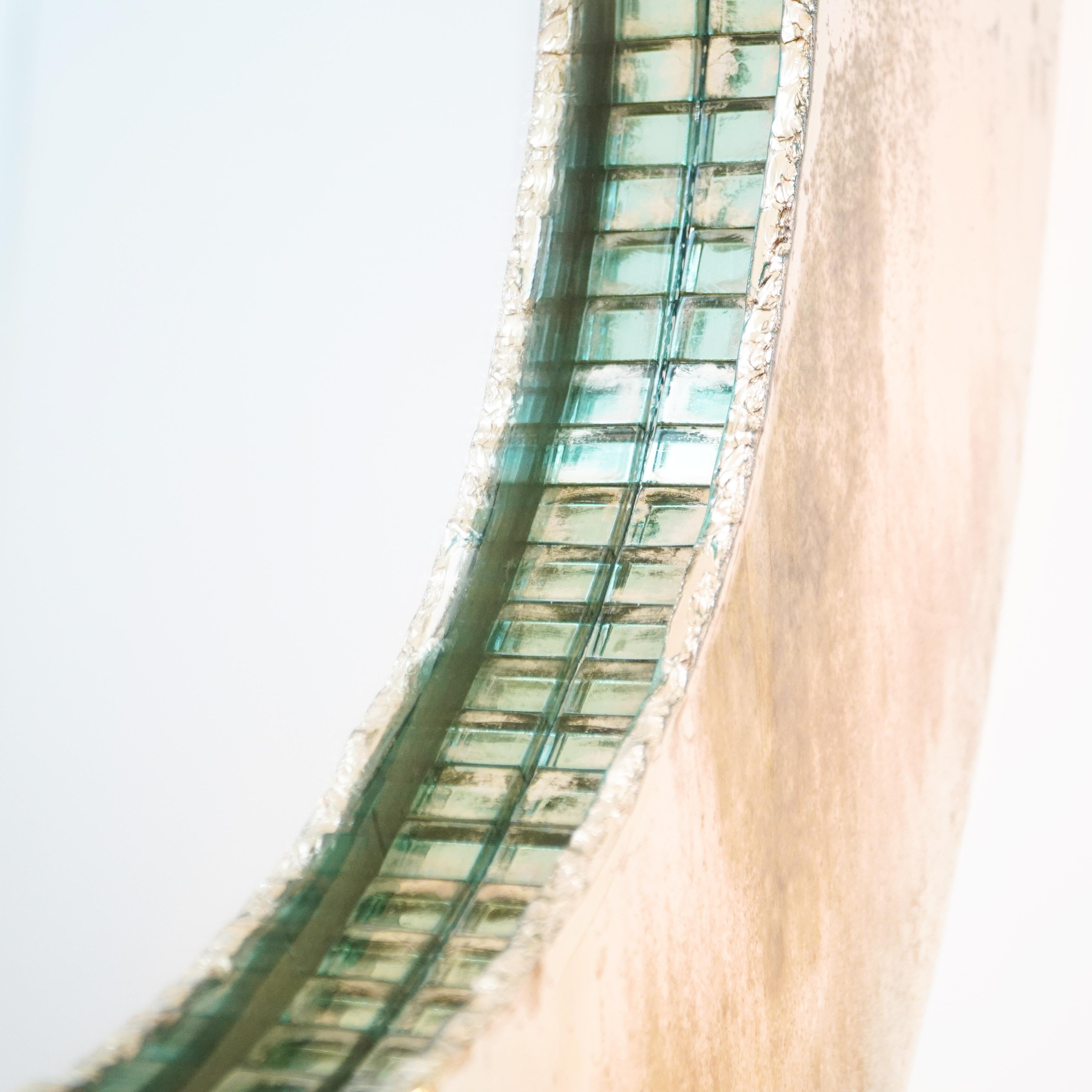 Zeitgenössischer Kunst-Skulptur-Wandspiegel „Iris“ aus Jade, versilbert  (Moderne) im Angebot