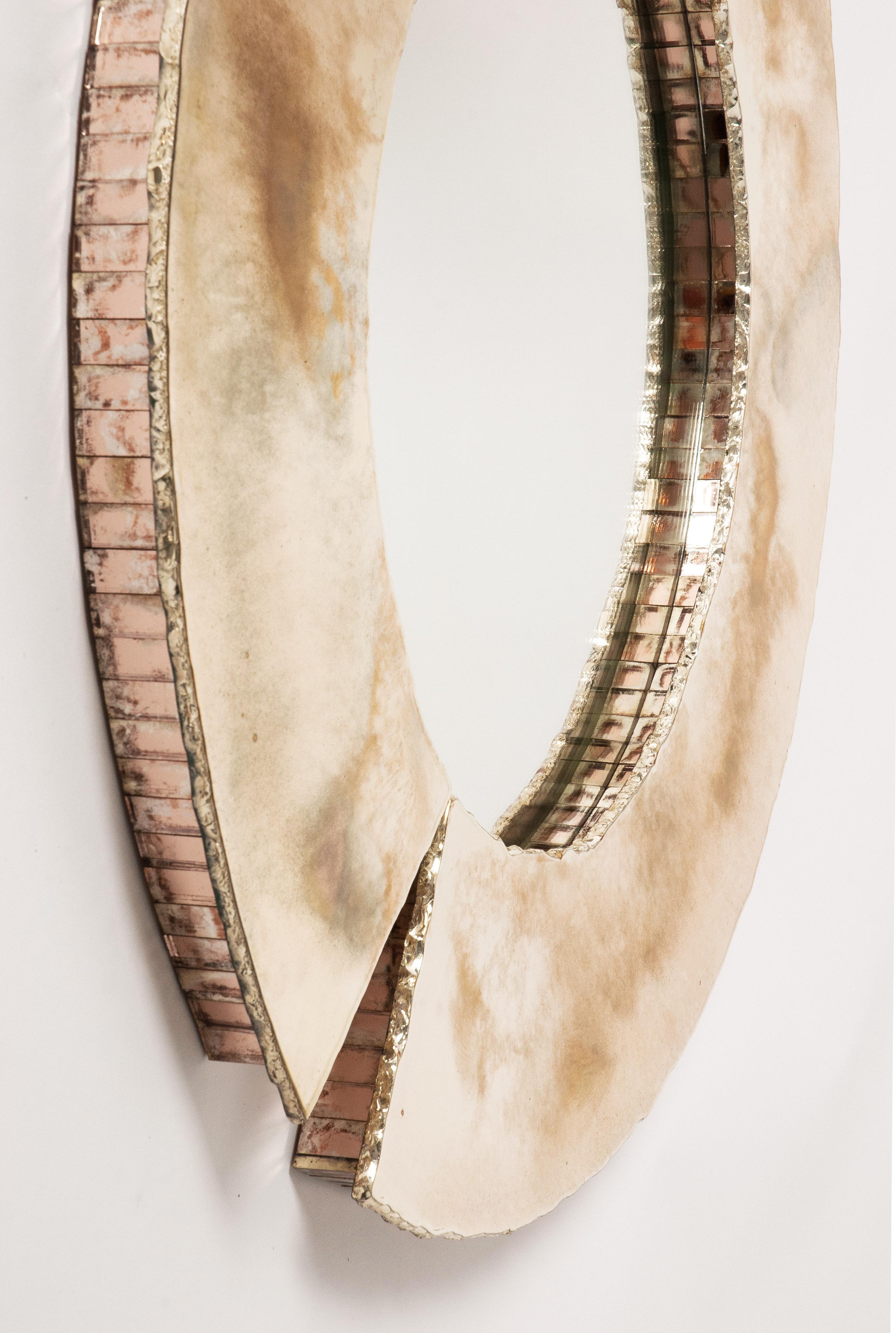 Miroir sculpture IRIS

Depuis 20 ans, nous perpétuons notre méthode de fabrication unique. Inspirée par les reflets illimités du verre, Sabrina Landini a créé une élégante collection pour la maison.

Aujourd'hui, ce design classique sert de base à