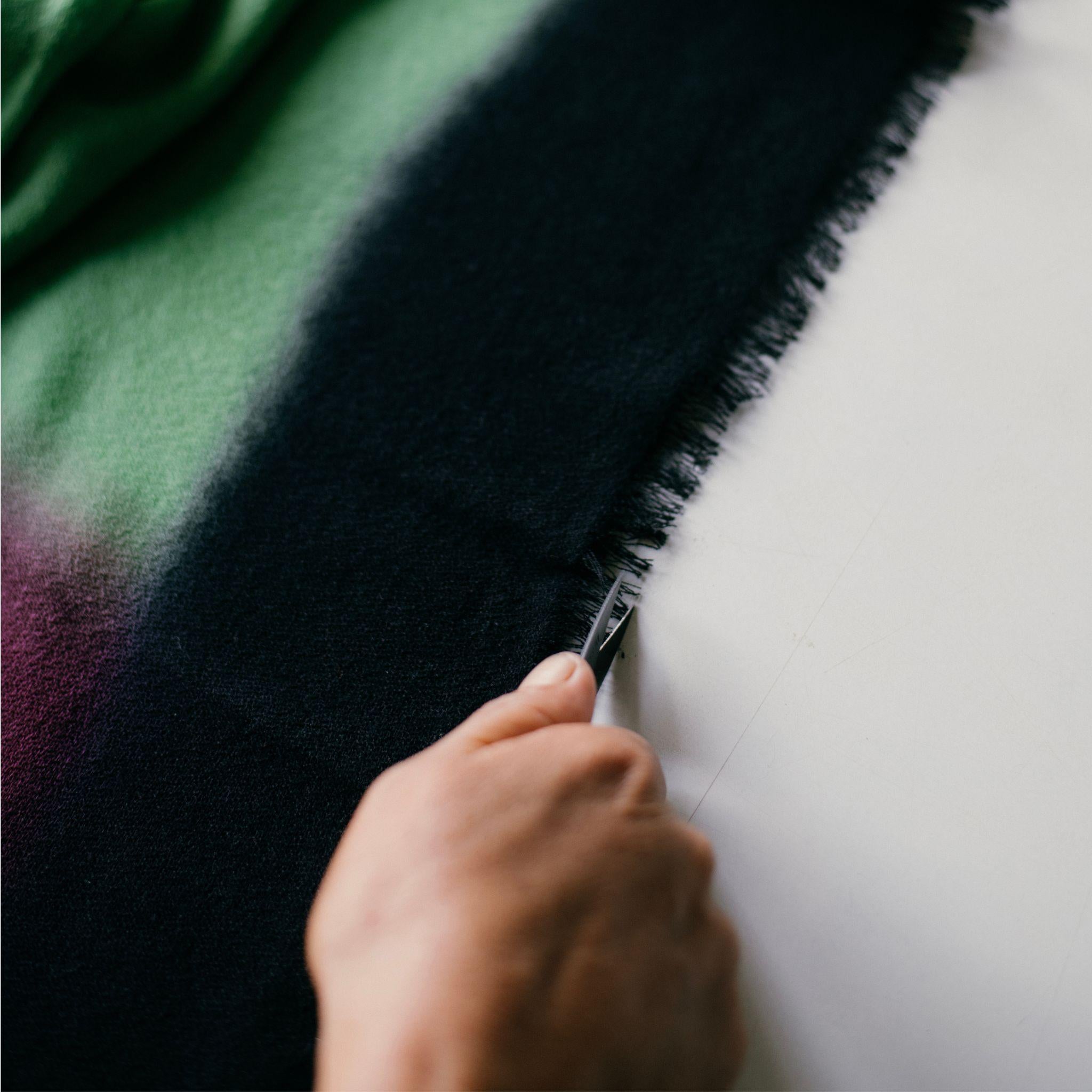 Bufanda Iris Courtyard Cashmere Merino Modern Artisanal Handwoven en venta 6
