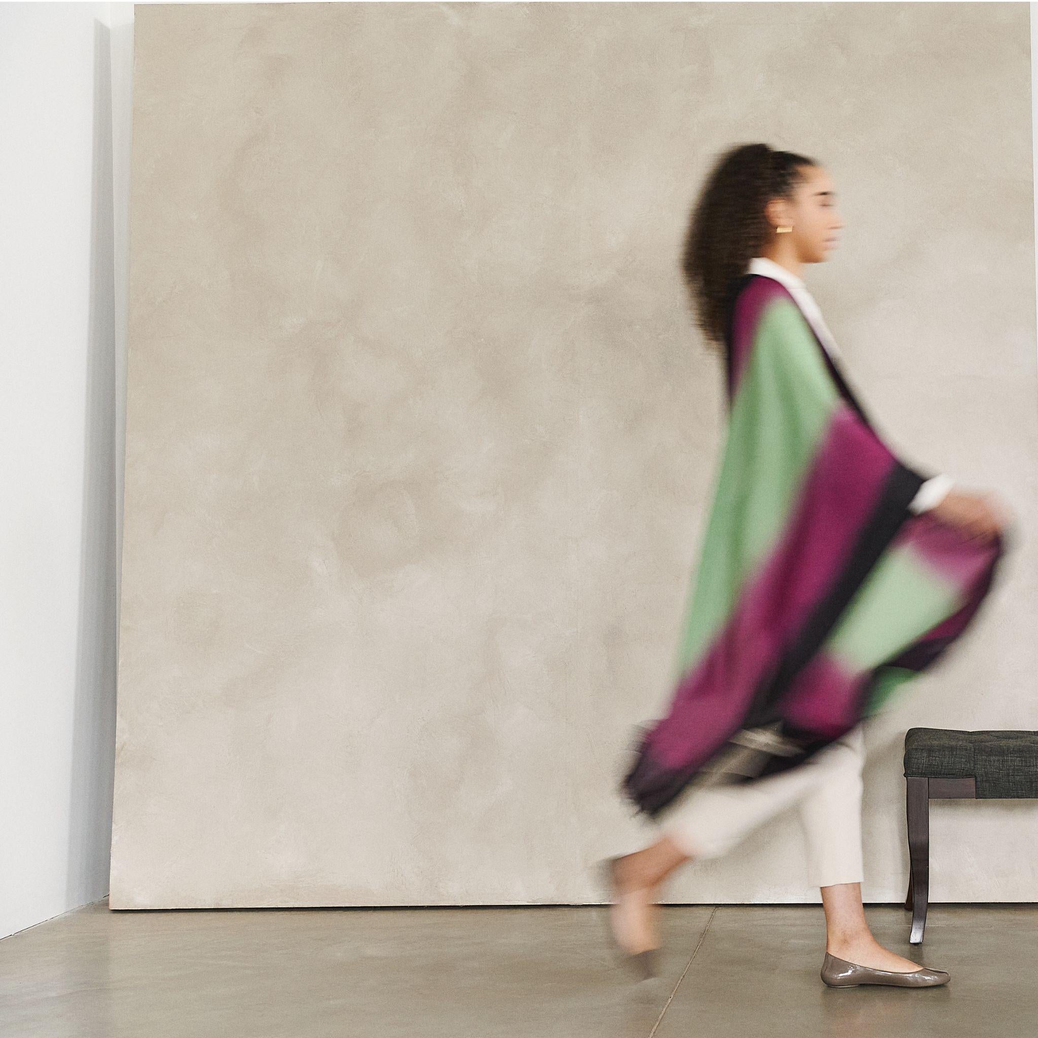 Das Iris Courtyard Tuch verbindet Schlichtheit und Eleganz mit künstlerischem Luxus. Es wurde von Meisterhandwerkern sorgfältig gefärbt, um diesen wunderschönen, einzigartigen Effekt der Farbmischung zu erzielen. Die feine Mikro-Rautenstruktur von