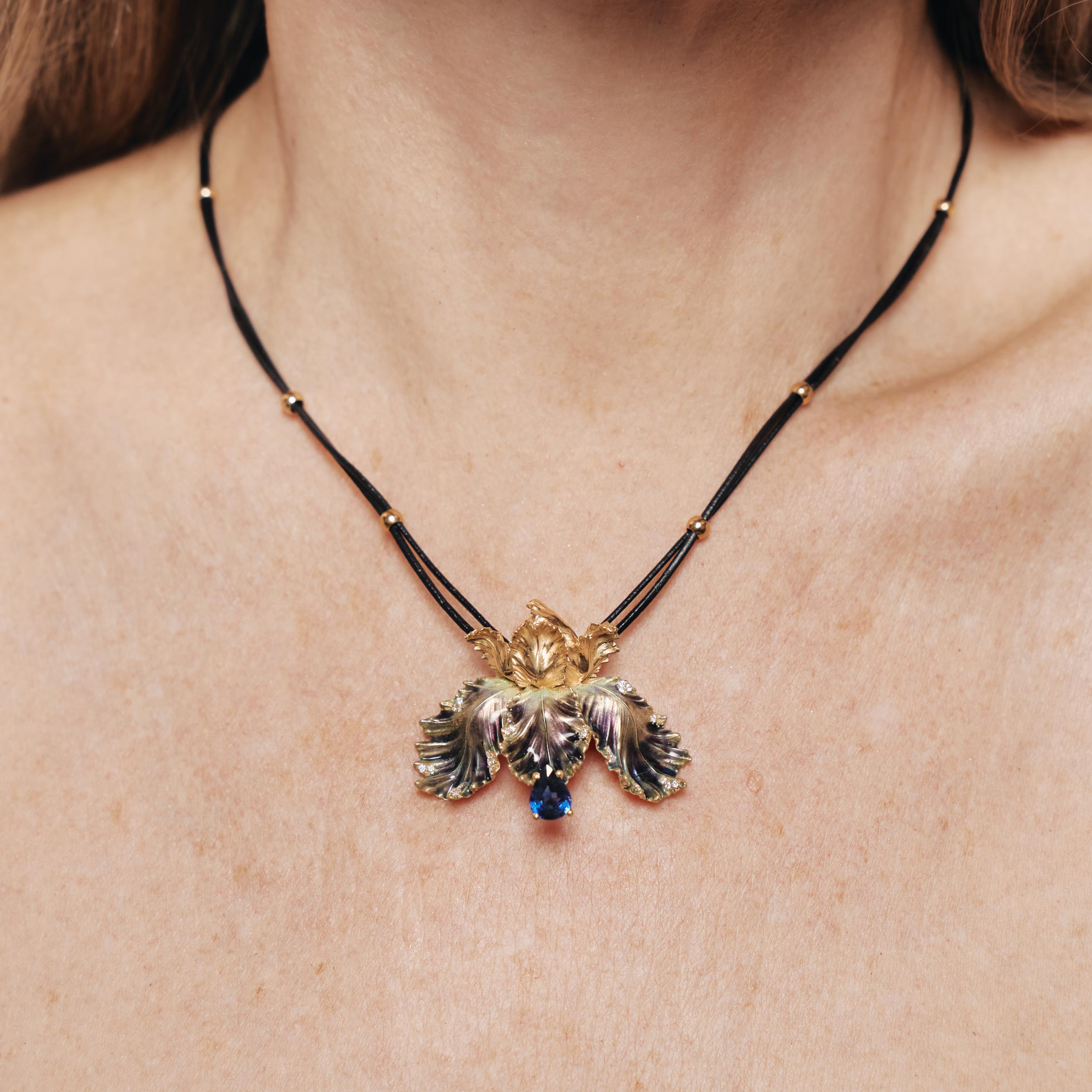 Dieser skulpturale Iris-Anhänger aus 18 Karat Gelbgold ist handgefertigt und mit opalisierendem Feueremail und einem blauen Saphir im Birnenschliff (1,20 ct) versehen, der von 26 Diamanten VS1 eingerahmt wird. Das Stück ist das Ergebnis eines